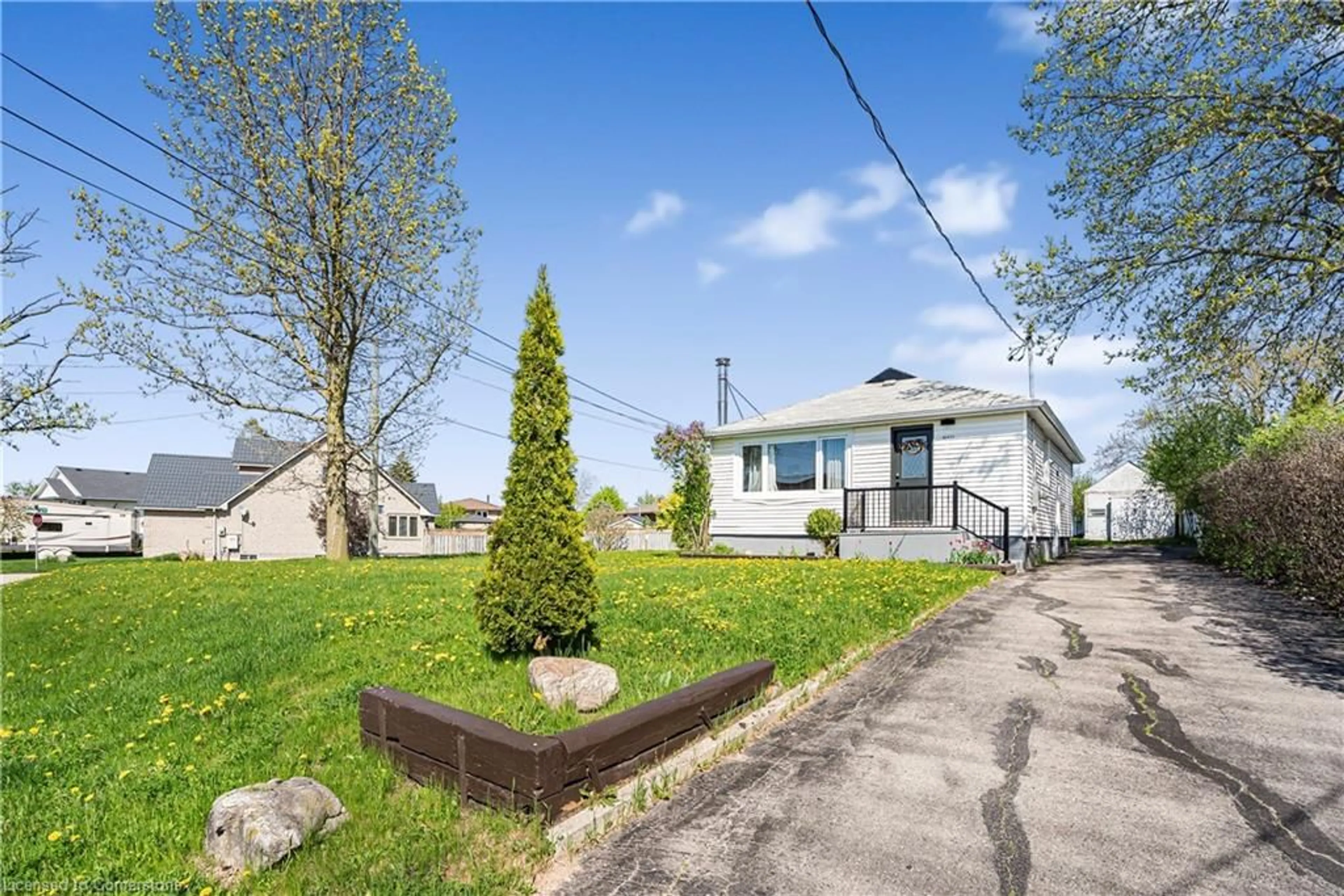 A pic from outside/outdoor area/front of a property/back of a property/a pic from drone, street for 60 Lincoln Rd, Hamilton Ontario L8E 1Z3