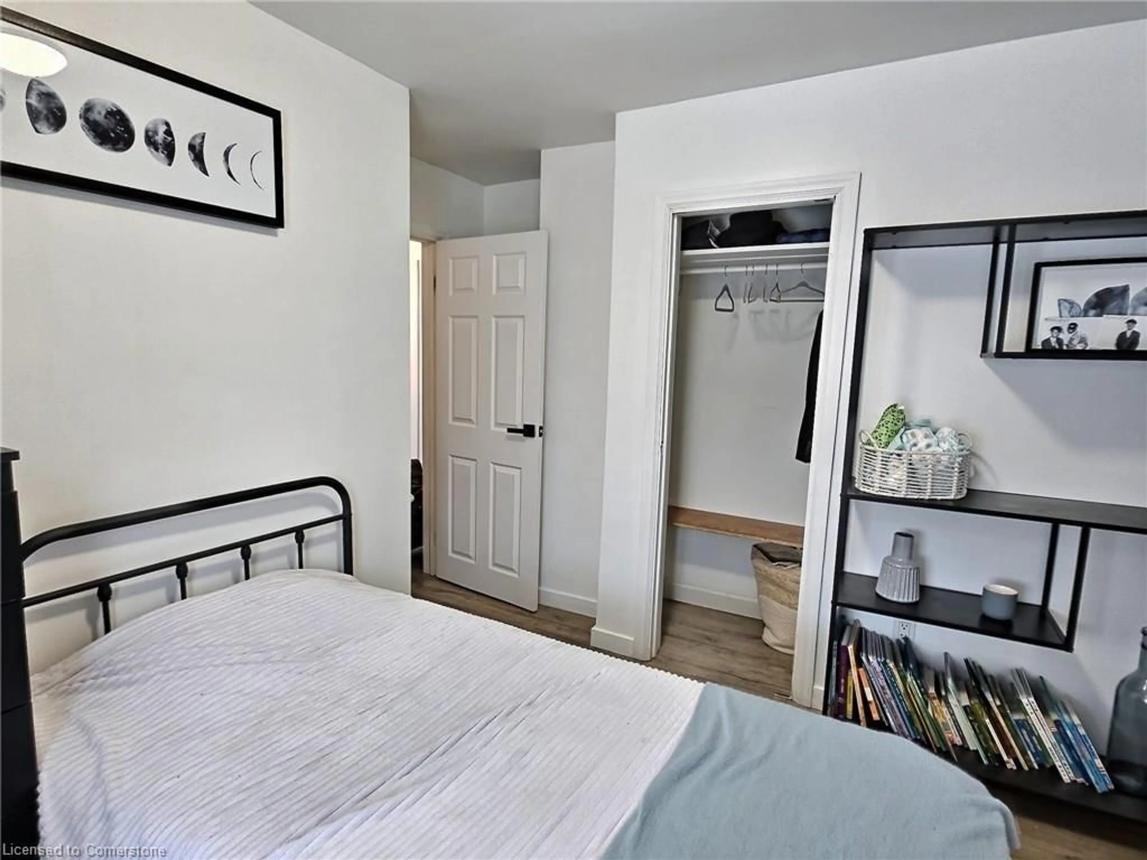 A pic of a room for 60 Lincoln Rd, Hamilton Ontario L8E 1Z3