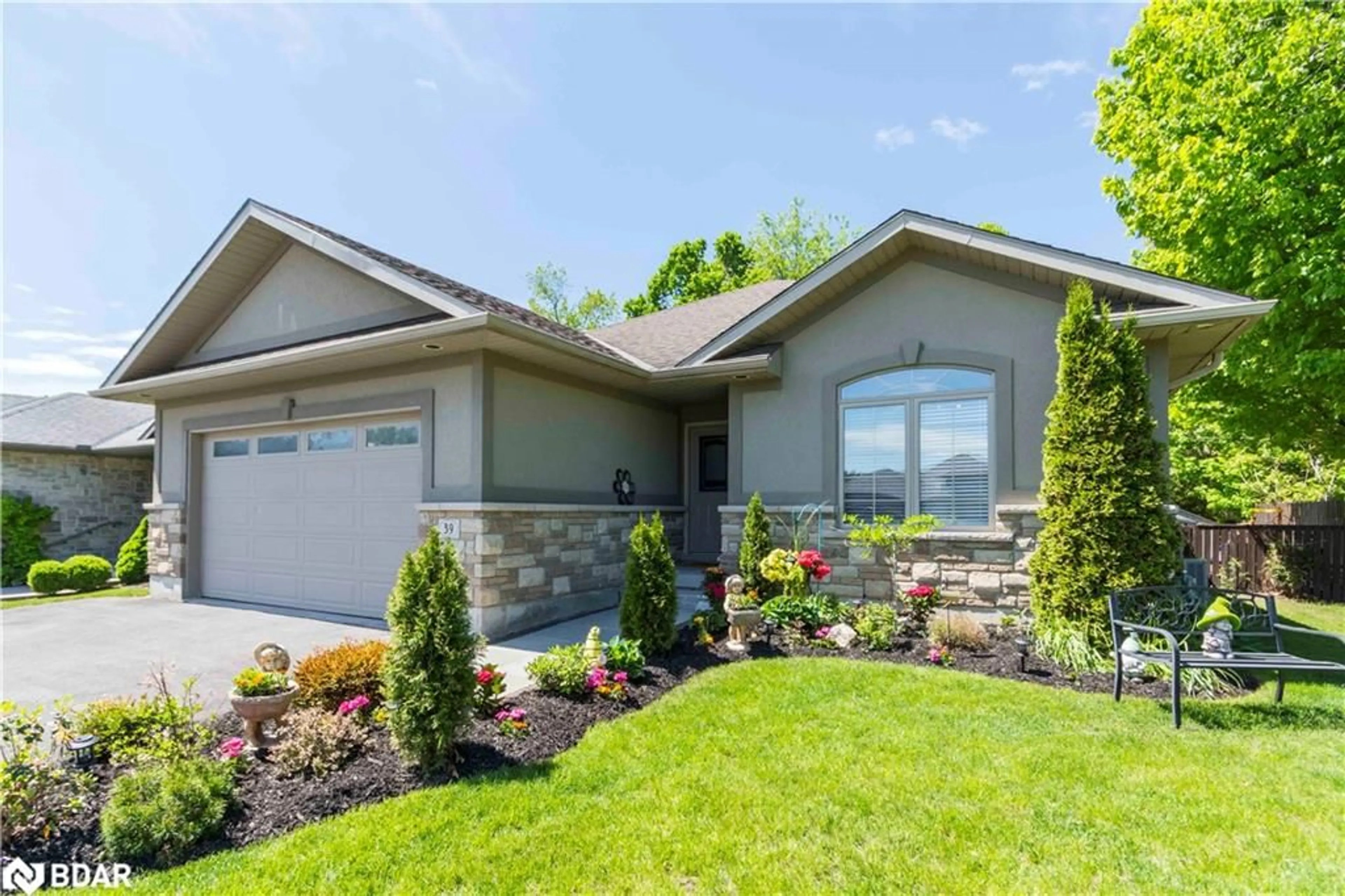 Home with vinyl exterior material, unknown for 39 Lakewood Cres, Trenton Ontario K8V 5P4