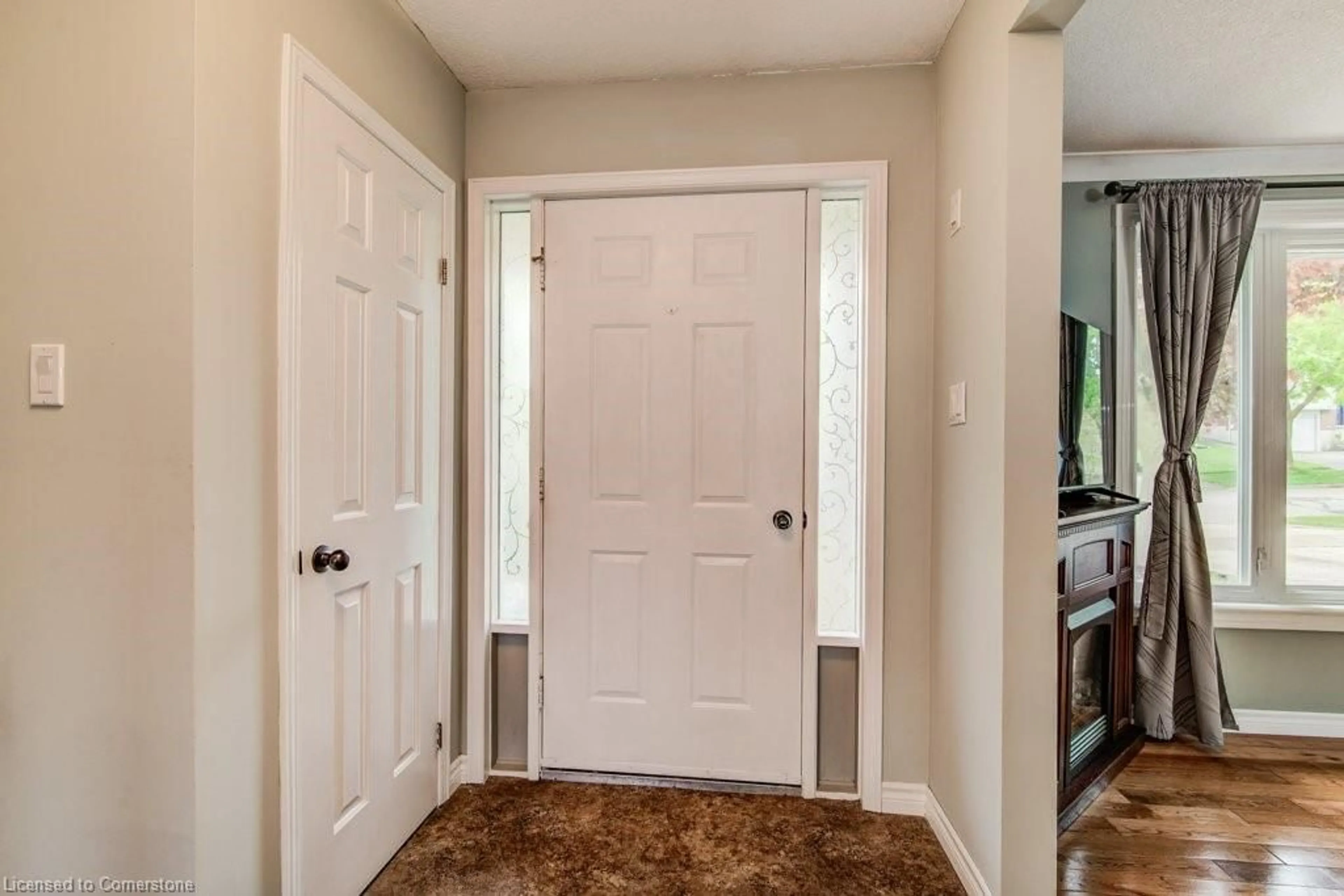 Indoor entryway for 130 Blackwell Dr, Kitchener Ontario N2N 2P9