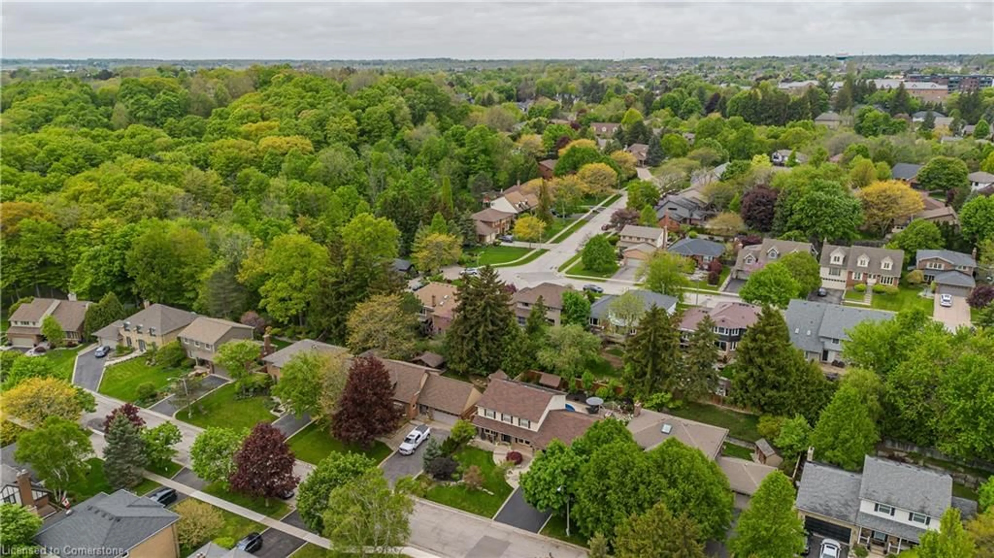 A pic from outside/outdoor area/front of a property/back of a property/a pic from drone, street for 6 Carl Cres, Waterdown Ontario L0R 2H4
