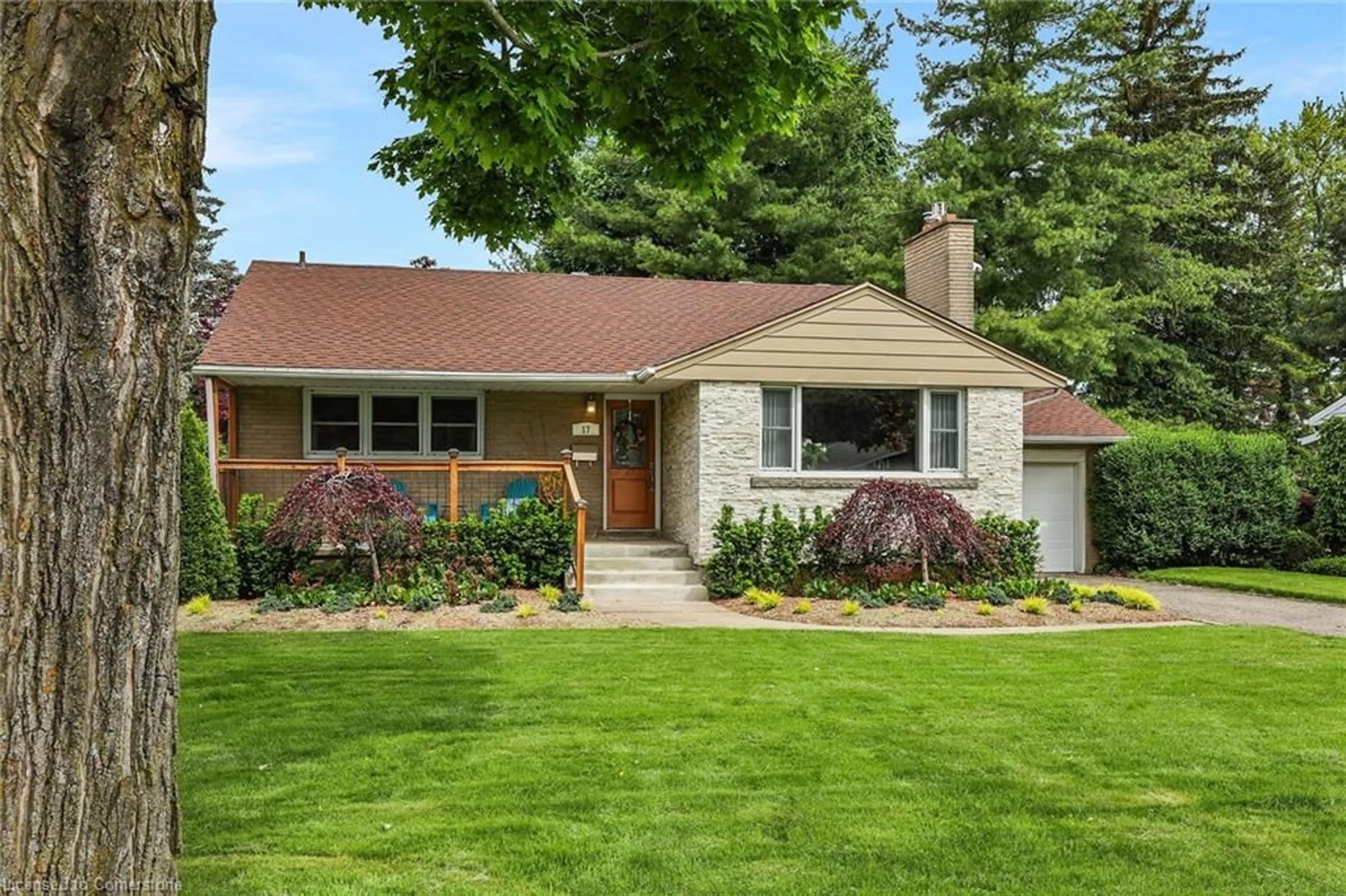 Home with vinyl exterior material, street for 17 Sunnyside Dr, St. Catharines Ontario L2M 1Z9