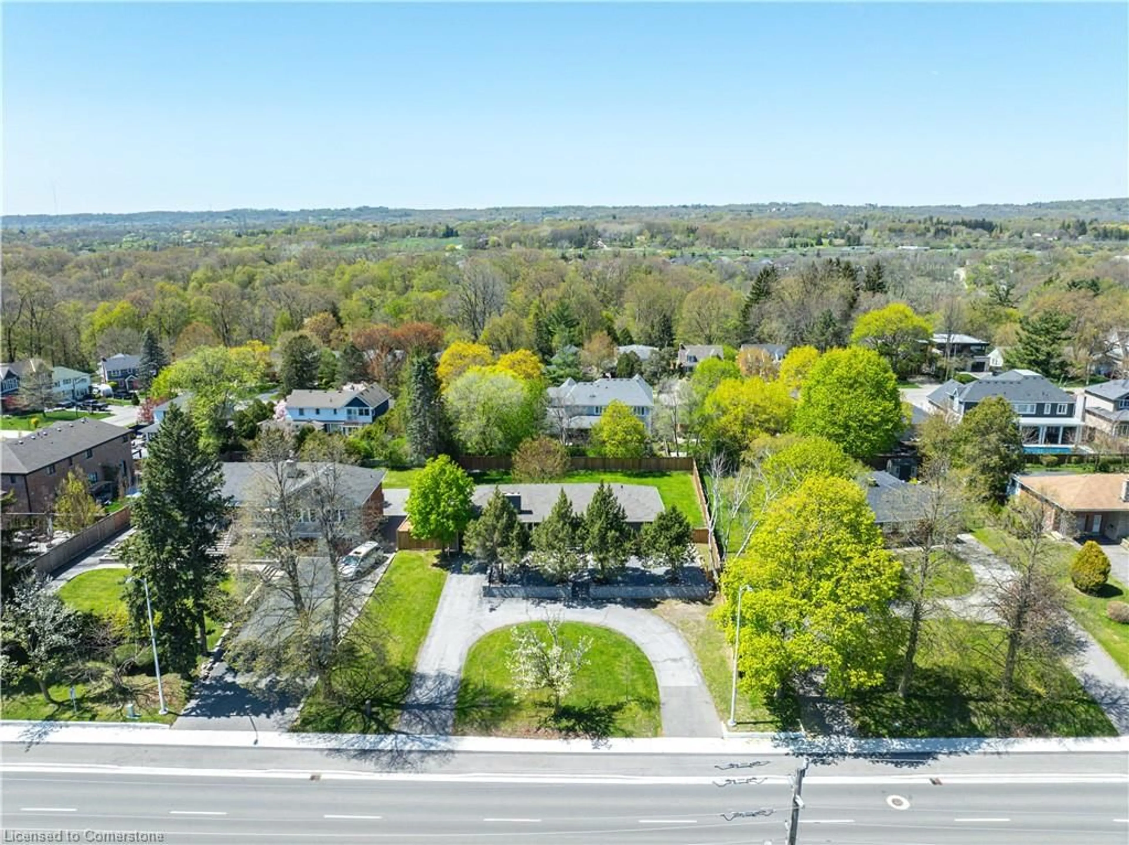 A pic from outside/outdoor area/front of a property/back of a property/a pic from drone, street for 425 Plains Rd, Burlington Ontario L7T 1G7