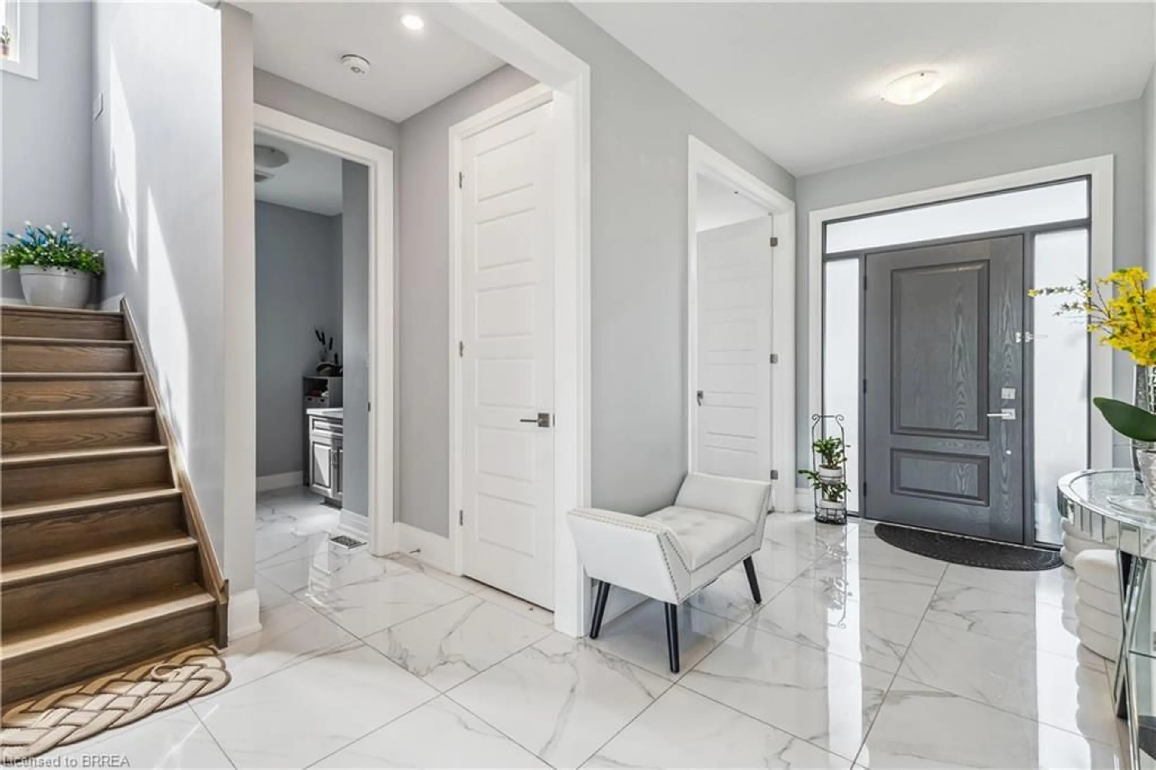 Indoor entryway for 211 Leitch St, Dutton Ontario N0L 1J0