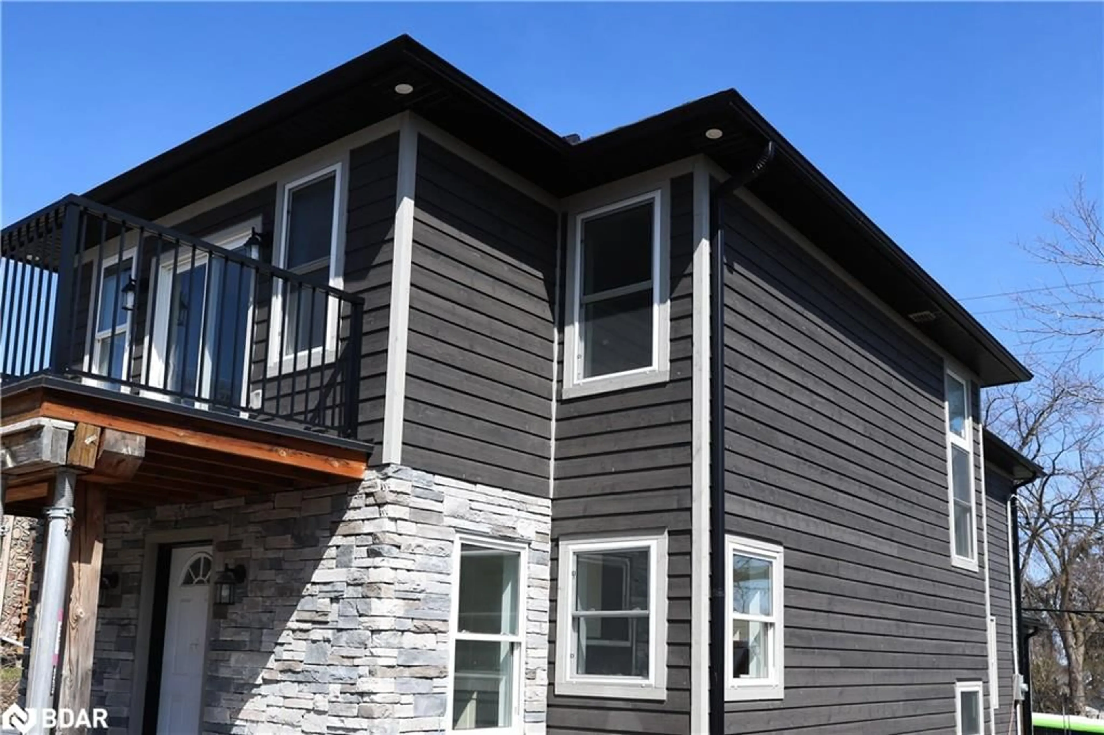 Home with vinyl exterior material, building for 2233 Fourth Line, Innisfil Ontario L6M 3M2