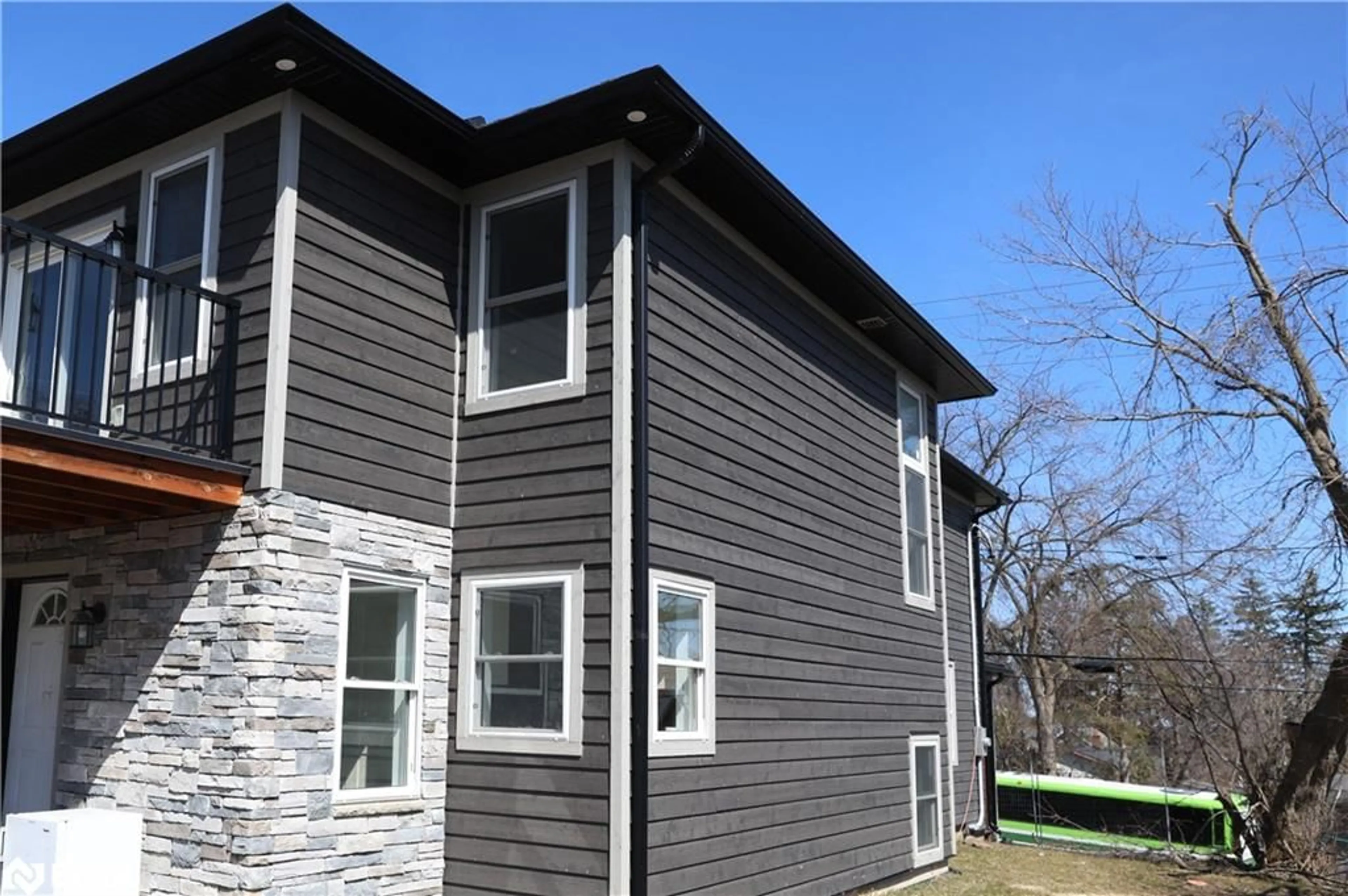 Home with vinyl exterior material, building for 2233 Fourth Line, Innisfil Ontario L6M 3M2