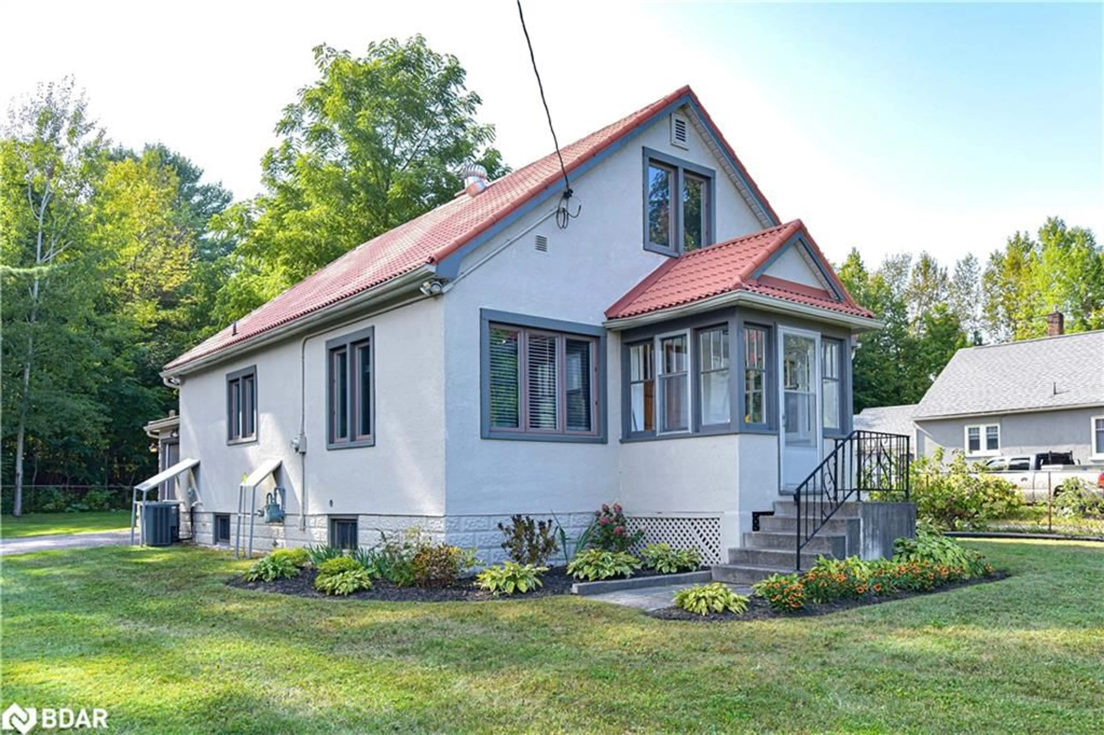 Home with vinyl exterior material, building for 102 Line 15, Oro-Medonte Ontario L3V 8H5
