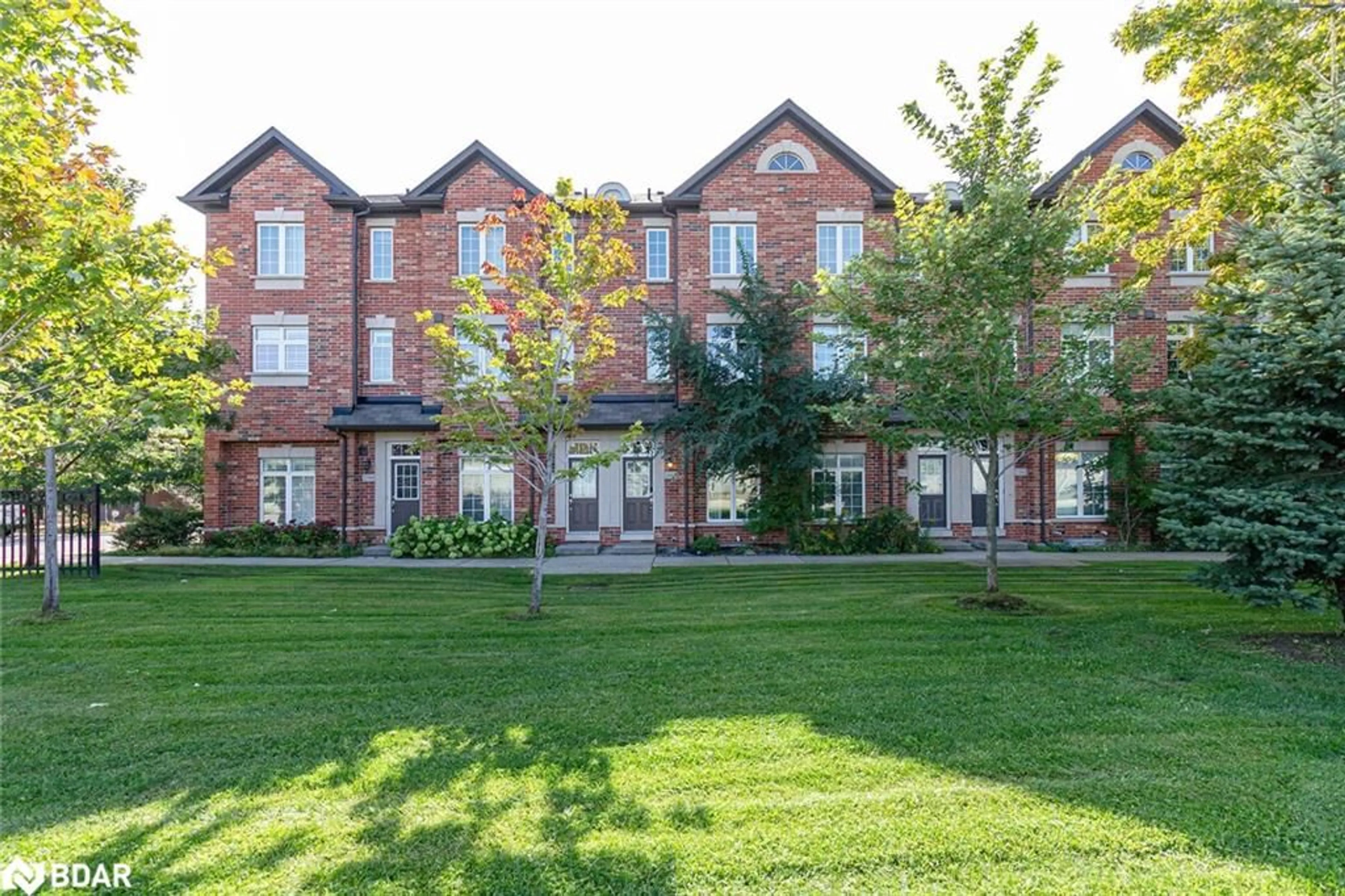 A pic from outside/outdoor area/front of a property/back of a property/a pic from drone, building for 2365 Lepage Common, Burlington Ontario L7R 0C8