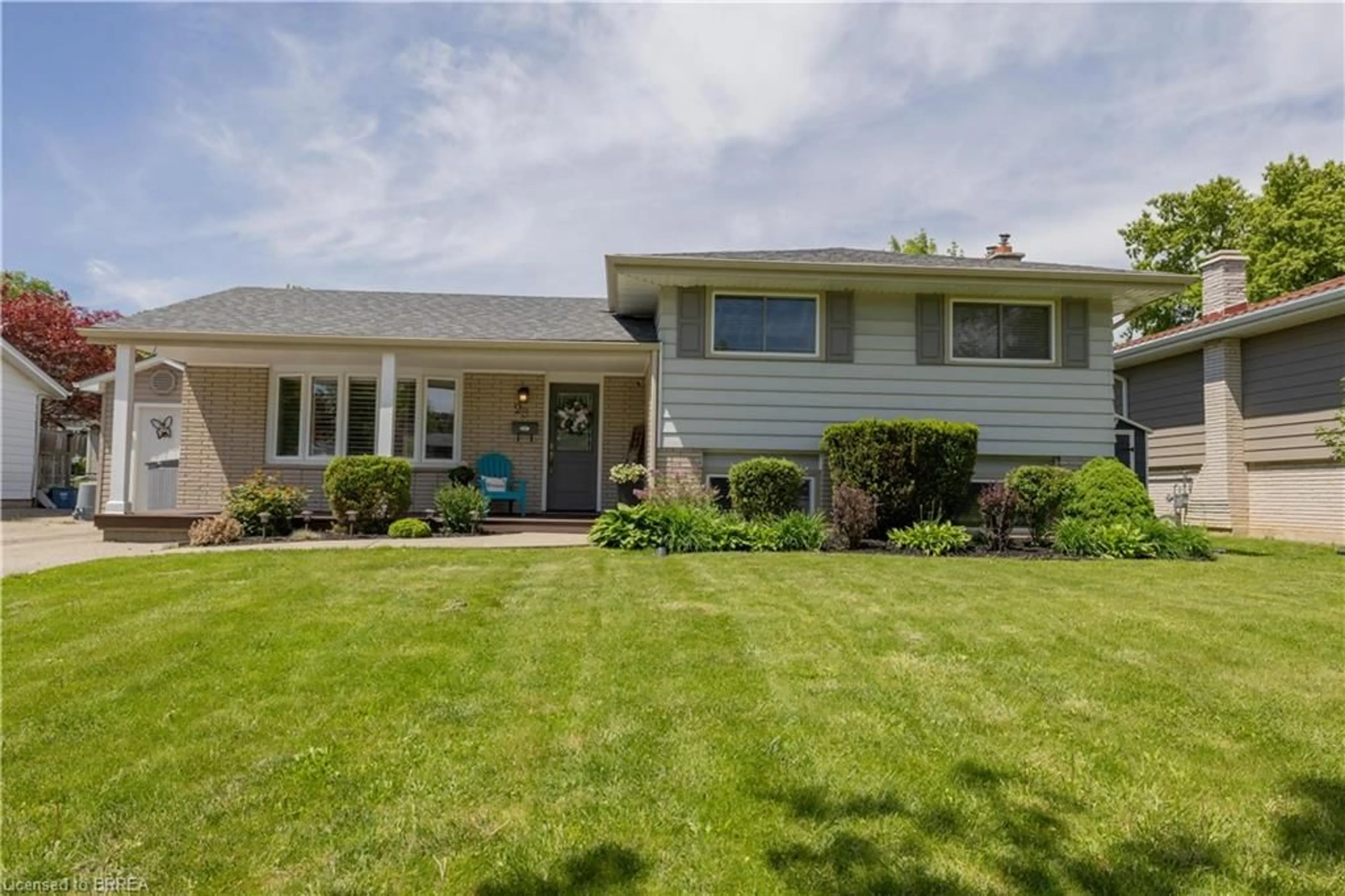 Home with vinyl exterior material, street for 28 Brier Park Rd, Brantford Ontario N3R 3P7