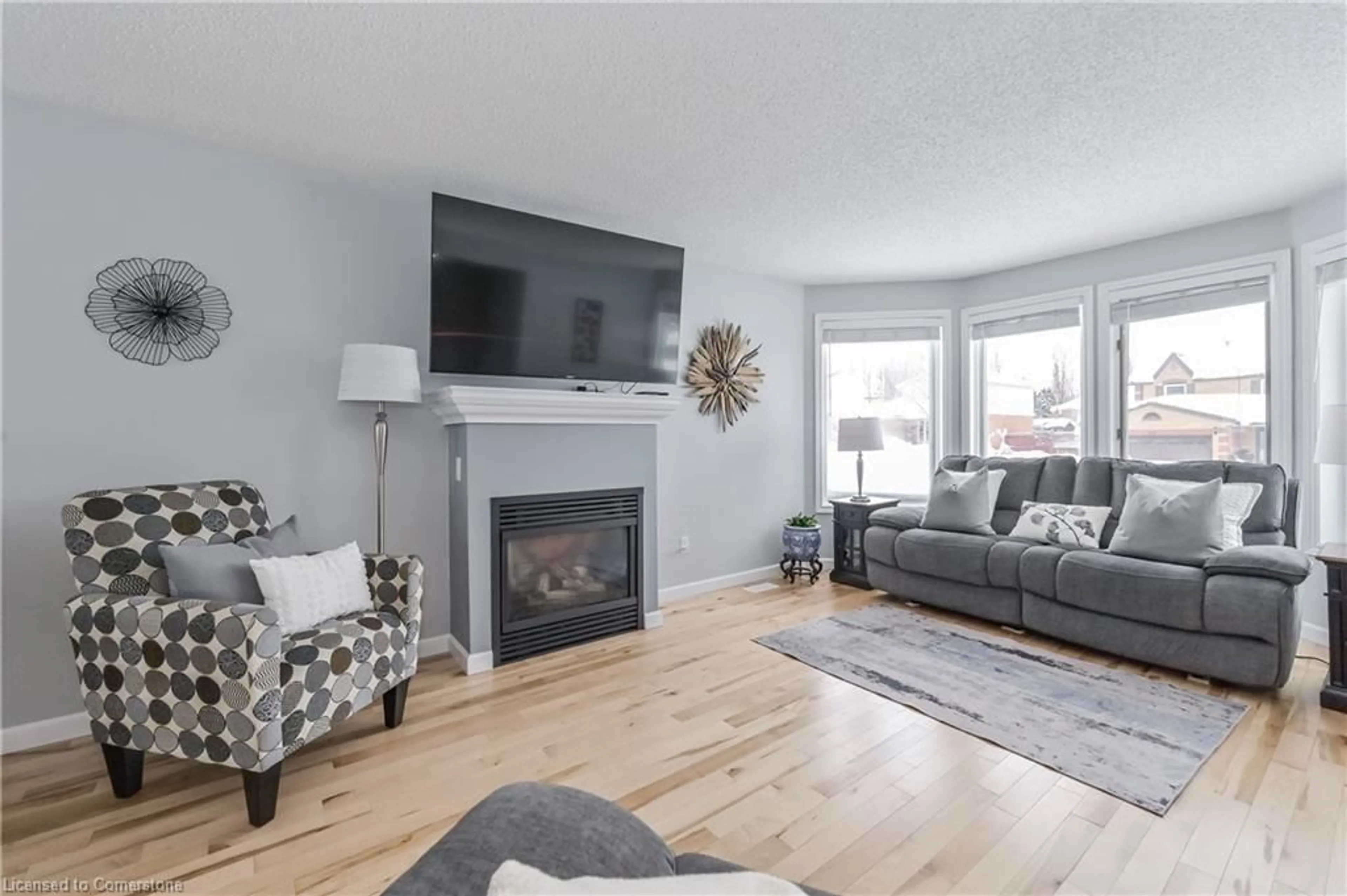 Living room with furniture, wood/laminate floor for 29 Bonniewood Dr, Drayton Ontario N0G 1P0