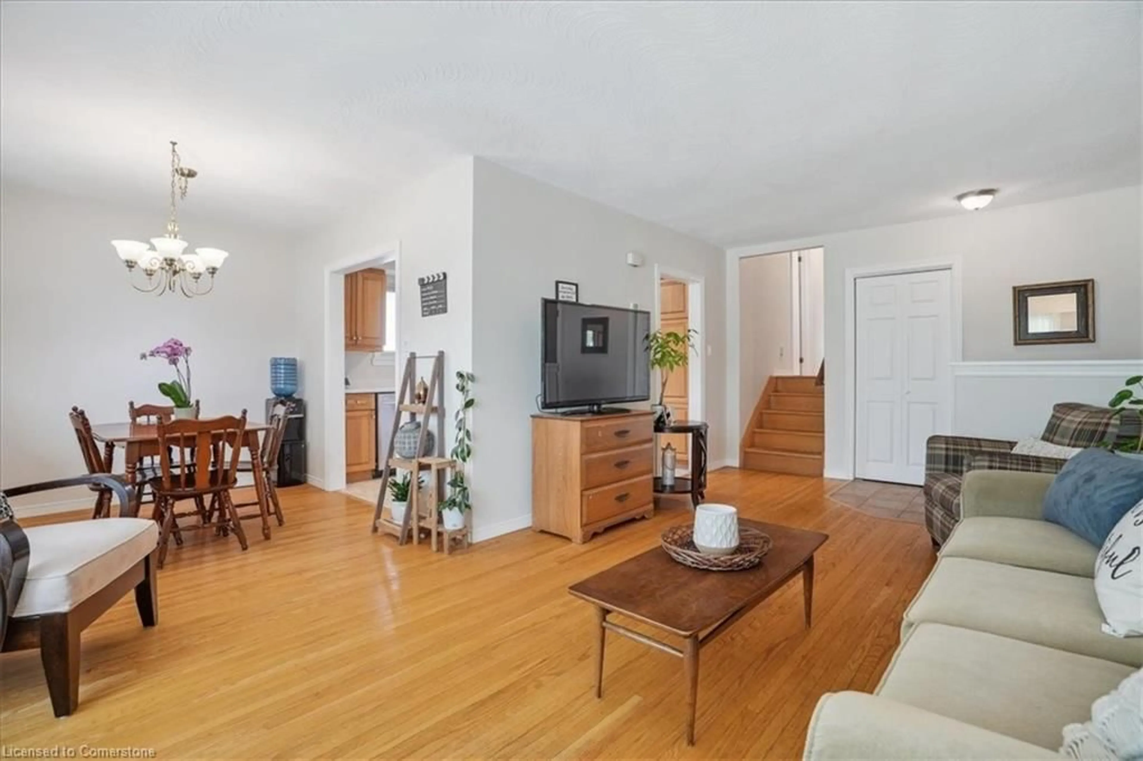 Living room with furniture, wood/laminate floor for 2426 Tait Ave, Burlington Ontario L7P 1H1