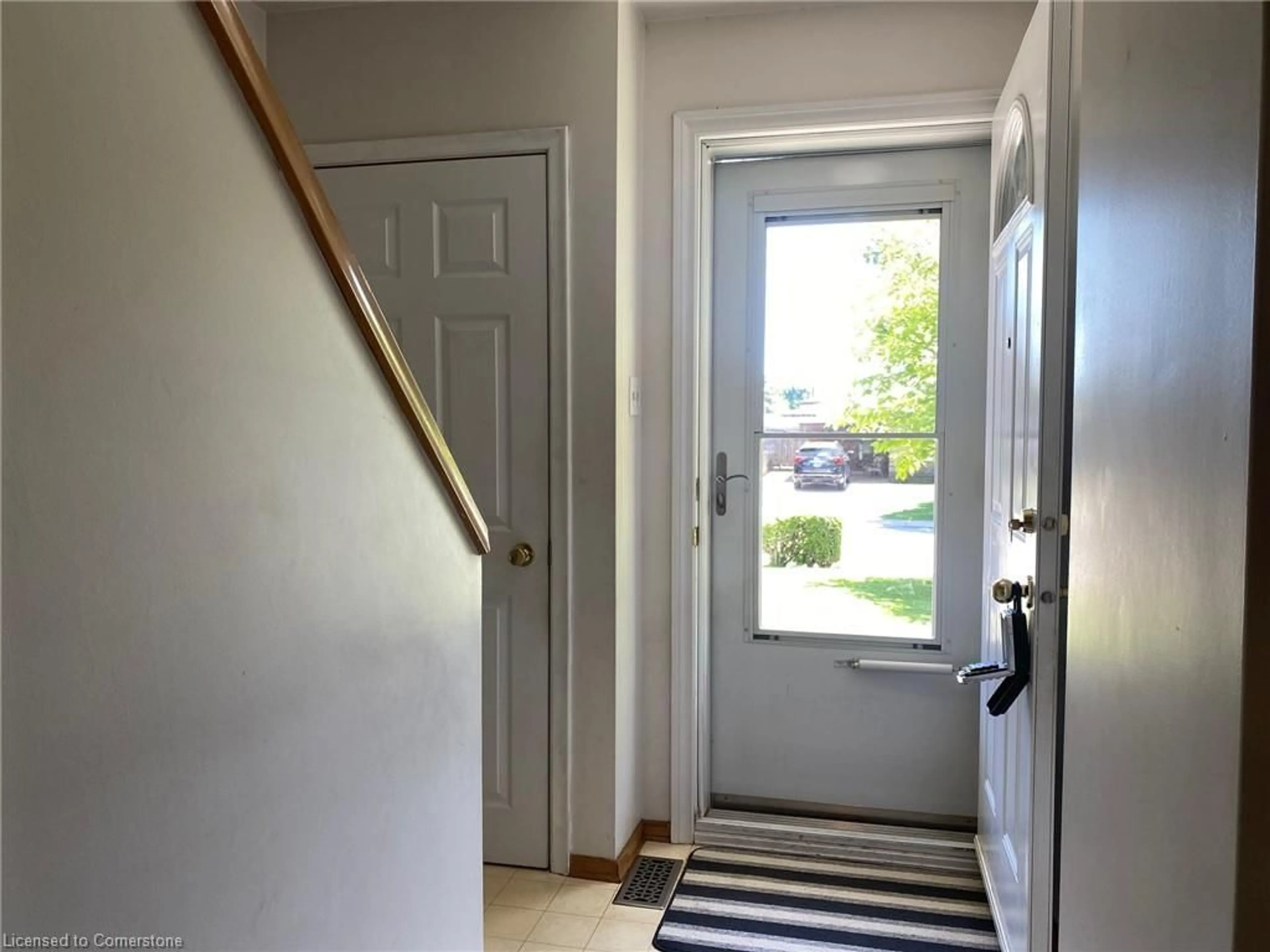 Indoor entryway for 41A Lilacside Dr, Hamilton Ontario L8V 2L5