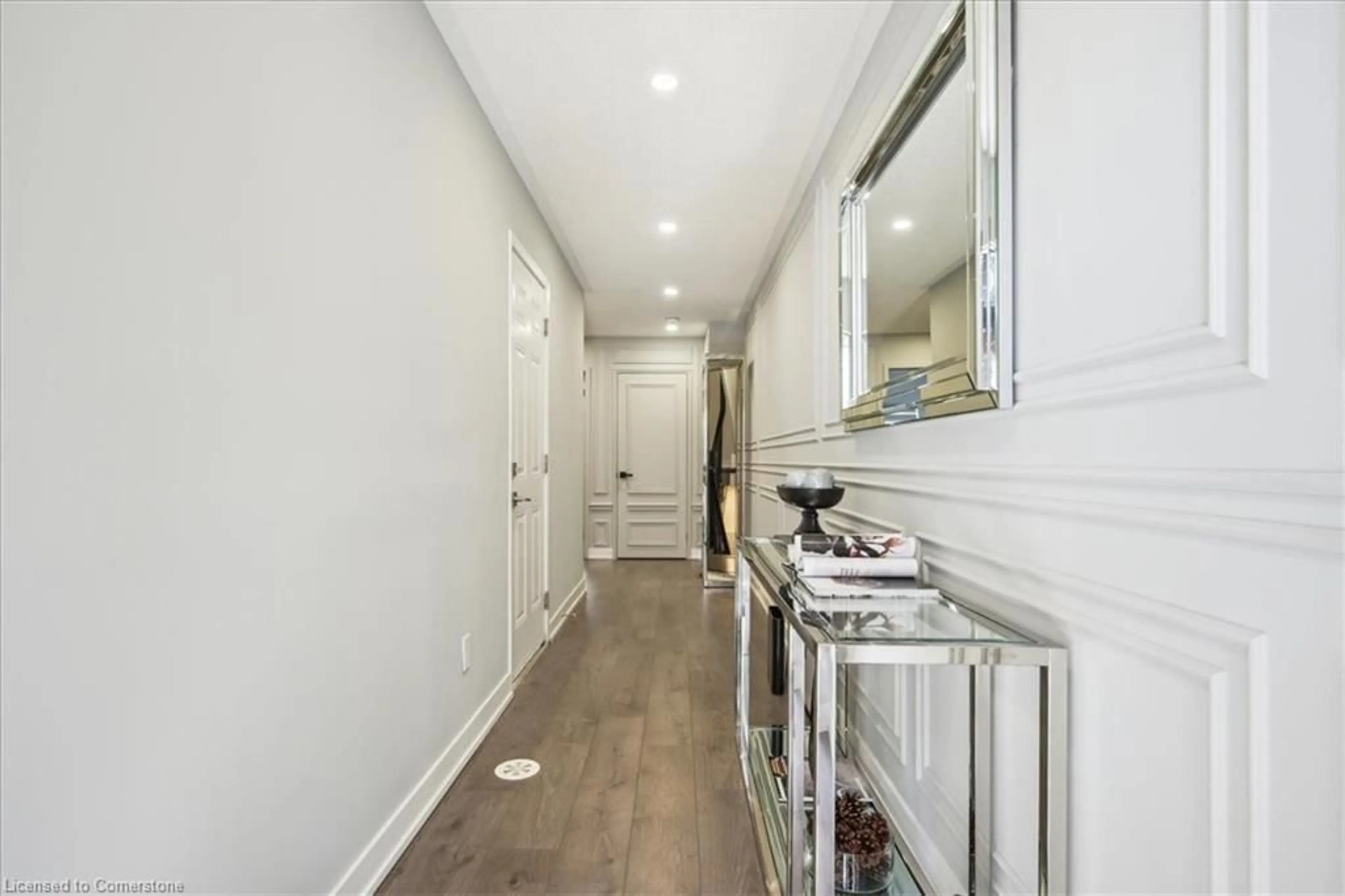 Indoor entryway for 1121 Cooke Blvd #61, Burlington Ontario L7T 0C3