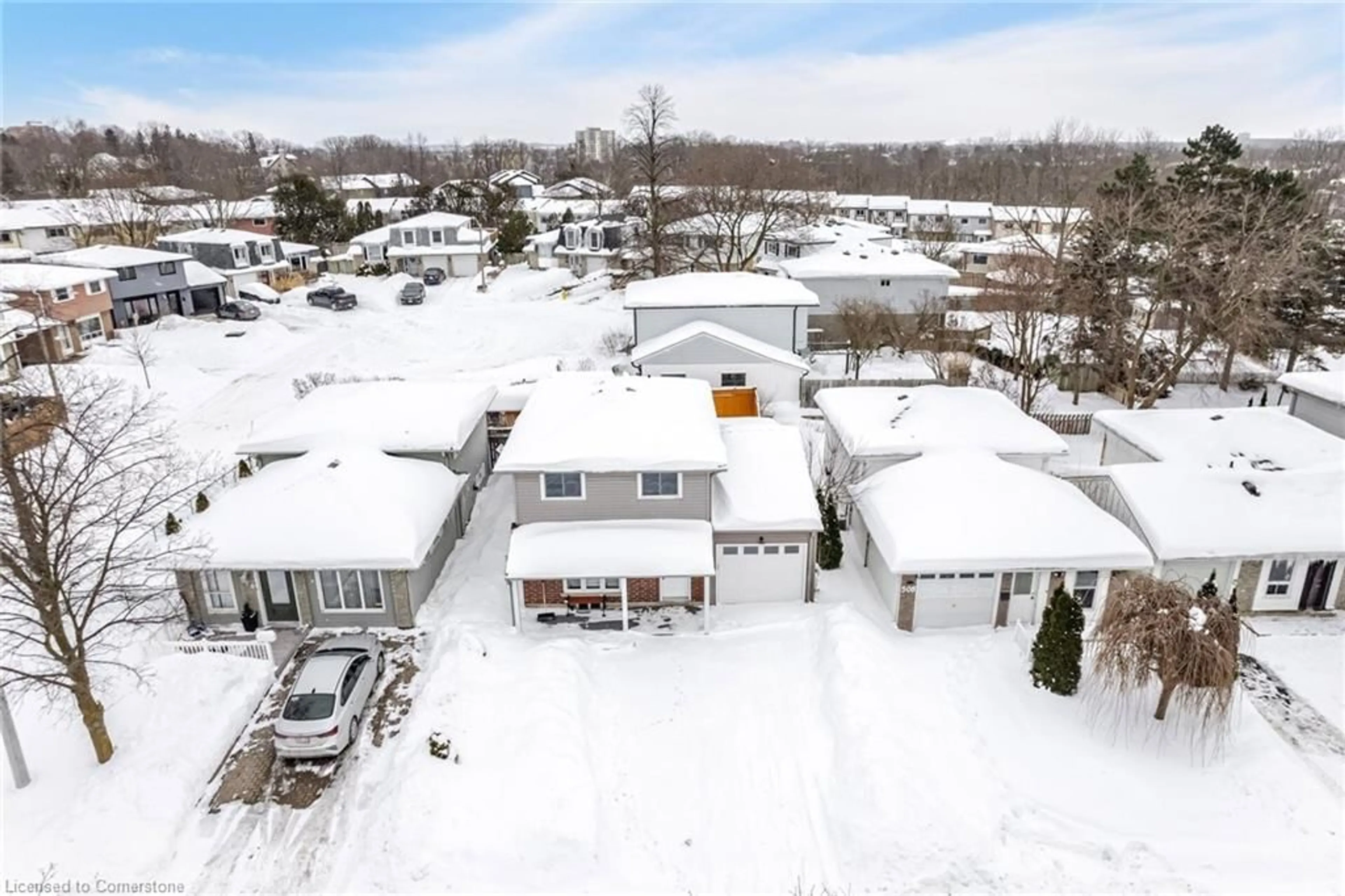 A pic from outside/outdoor area/front of a property/back of a property/a pic from drone, street for 512 Pinetree Cres, Cambridge Ontario N3H 4X5