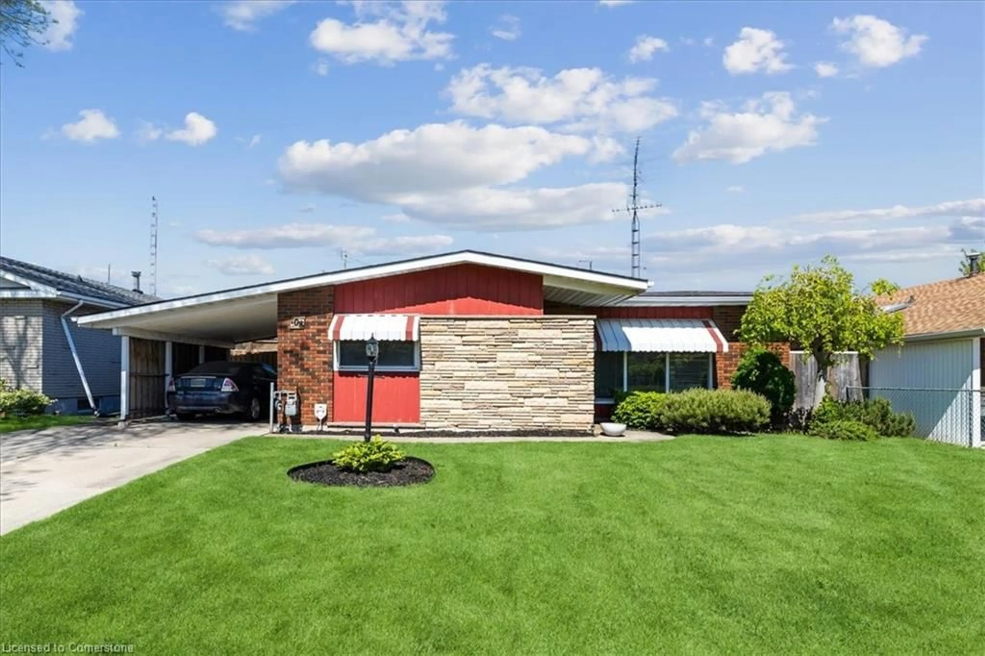 Home with brick exterior material, building for 108 Nash Rd, Hamilton Ontario L8K 4J7