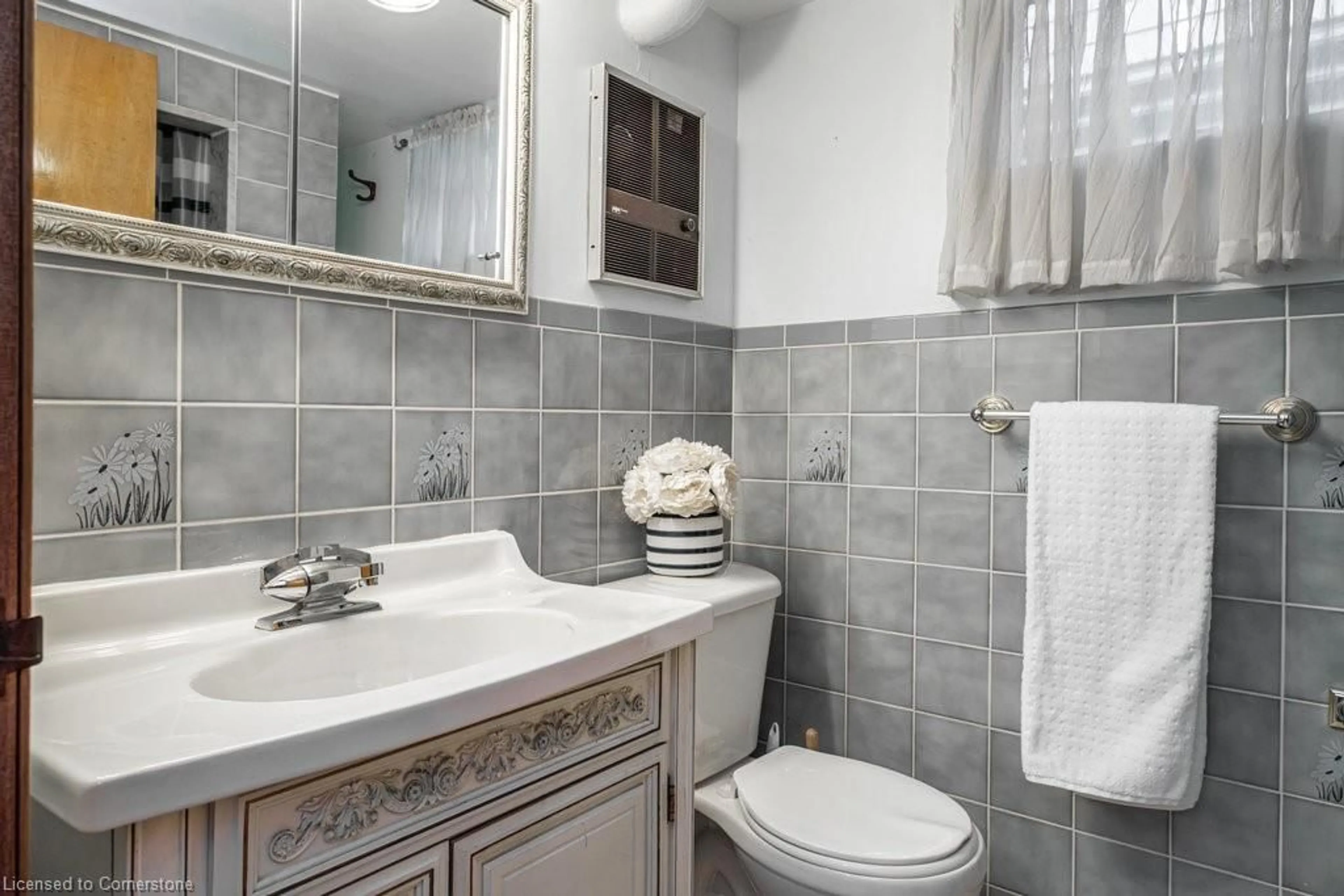 Standard bathroom, ceramic/tile floor for 424 Cochrane Rd, Hamilton Ontario L8K 3G9