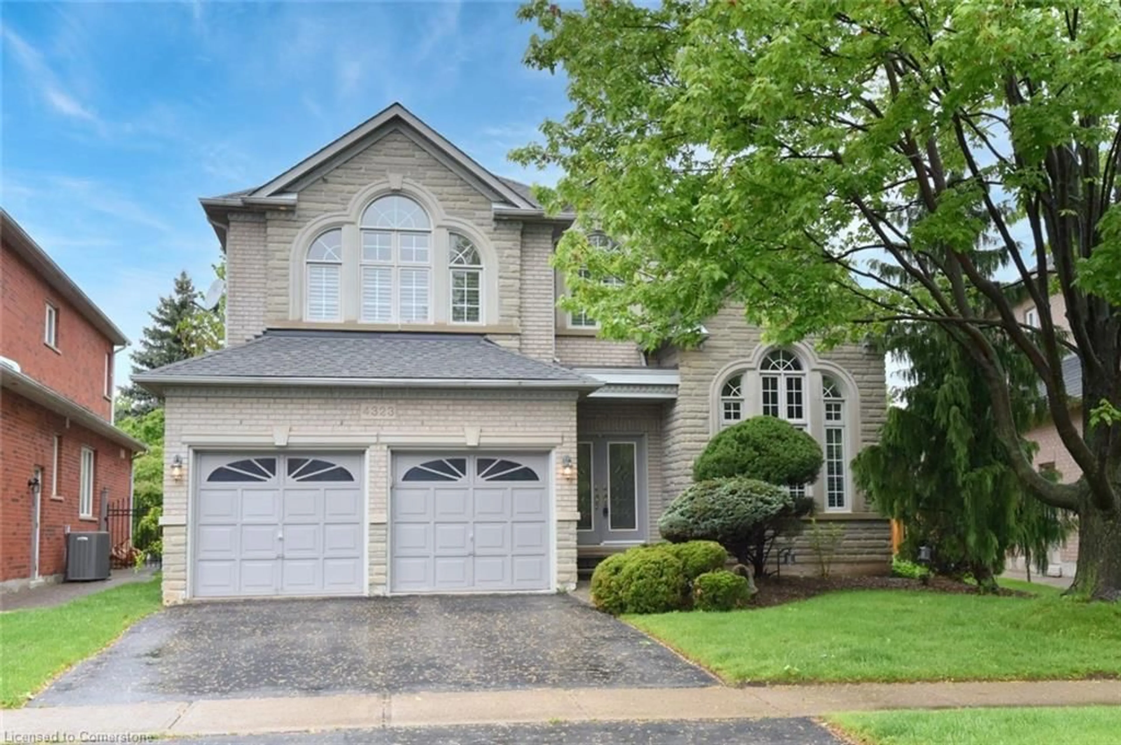 Home with vinyl exterior material, street for 4323 Clubview Dr, Burlington Ontario L7M 4R3