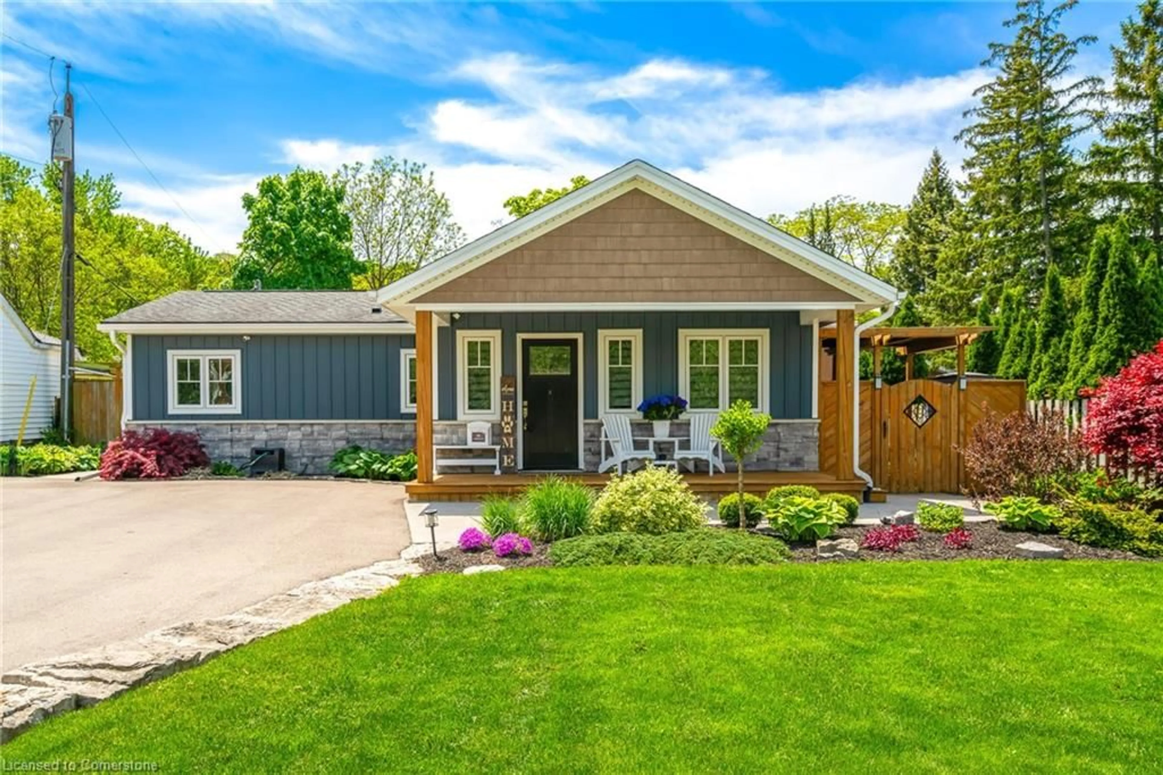 Home with vinyl exterior material, street for 162 Glendale Ave, St. Catharines Ontario L2T 2K3