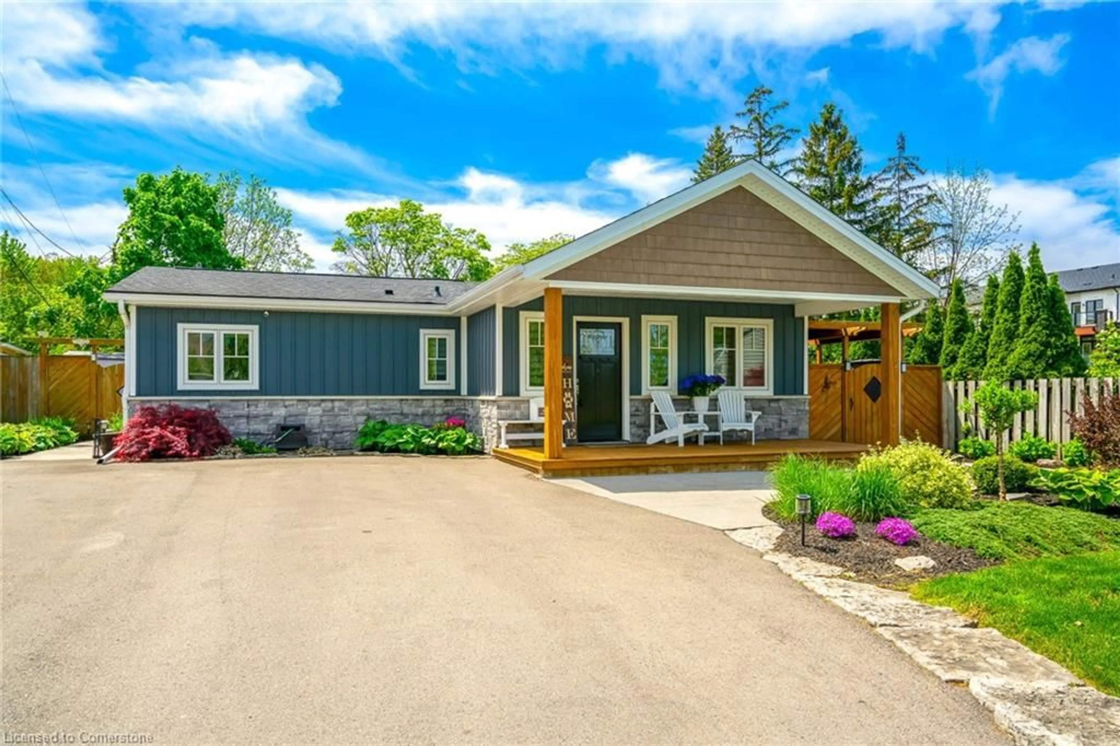 Home with vinyl exterior material, street for 162 Glendale Ave, St. Catharines Ontario L2T 2K3