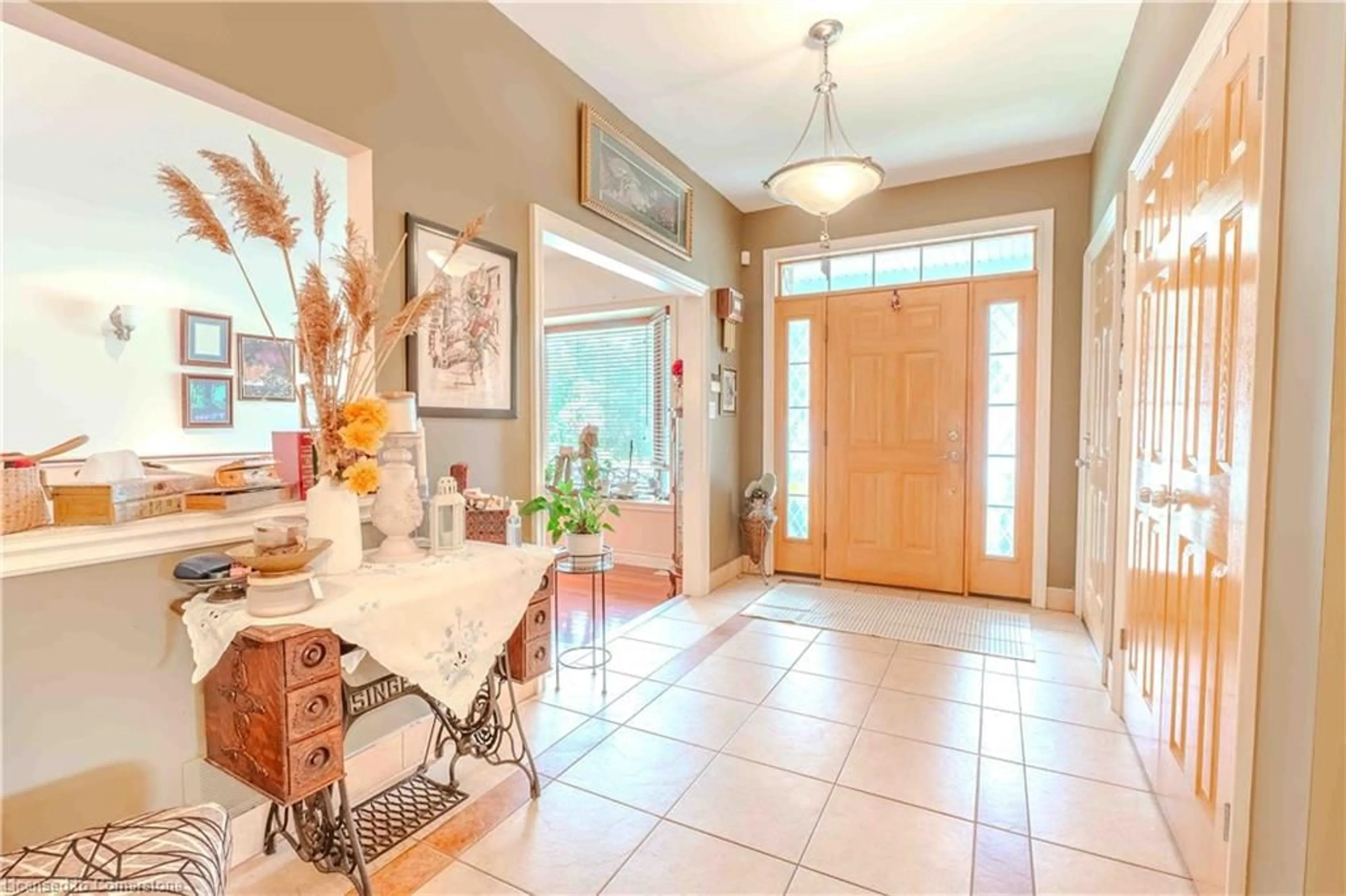 Indoor entryway for 6287 Emma St, Niagara Falls Ontario L2J 4H2