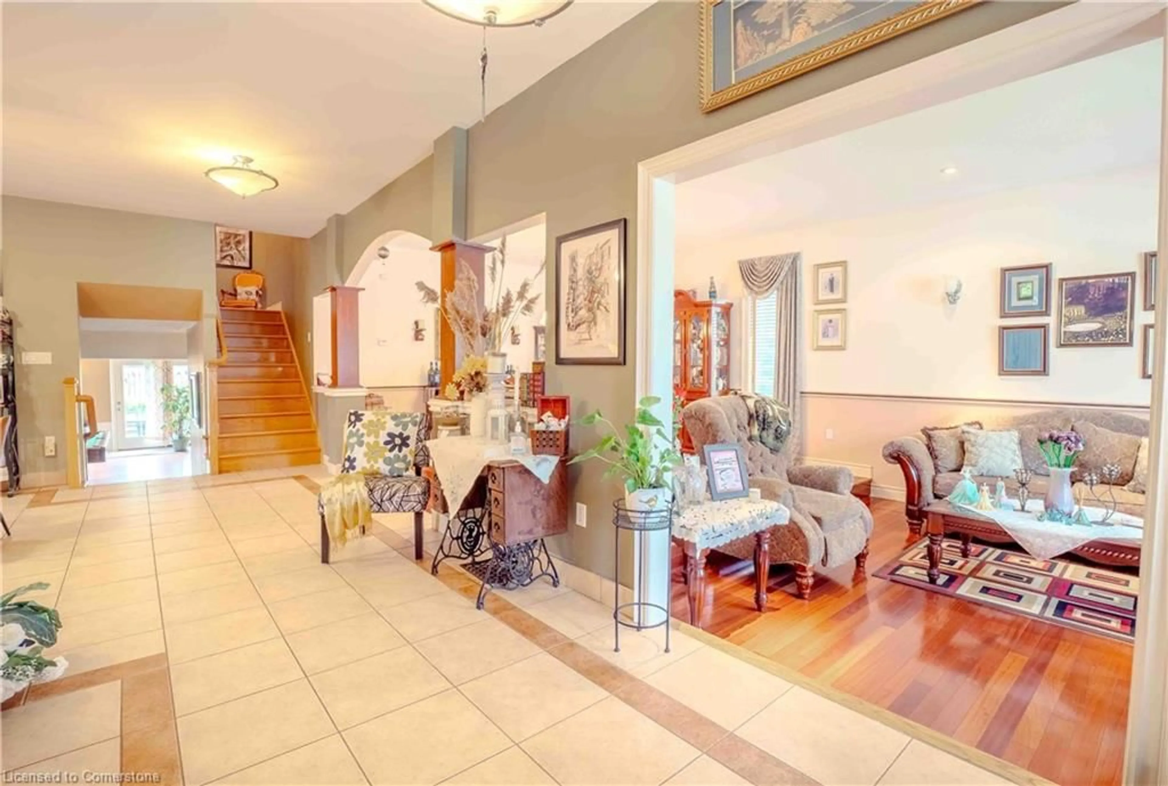 Indoor foyer for 6287 Emma St, Niagara Falls Ontario L2J 4H2