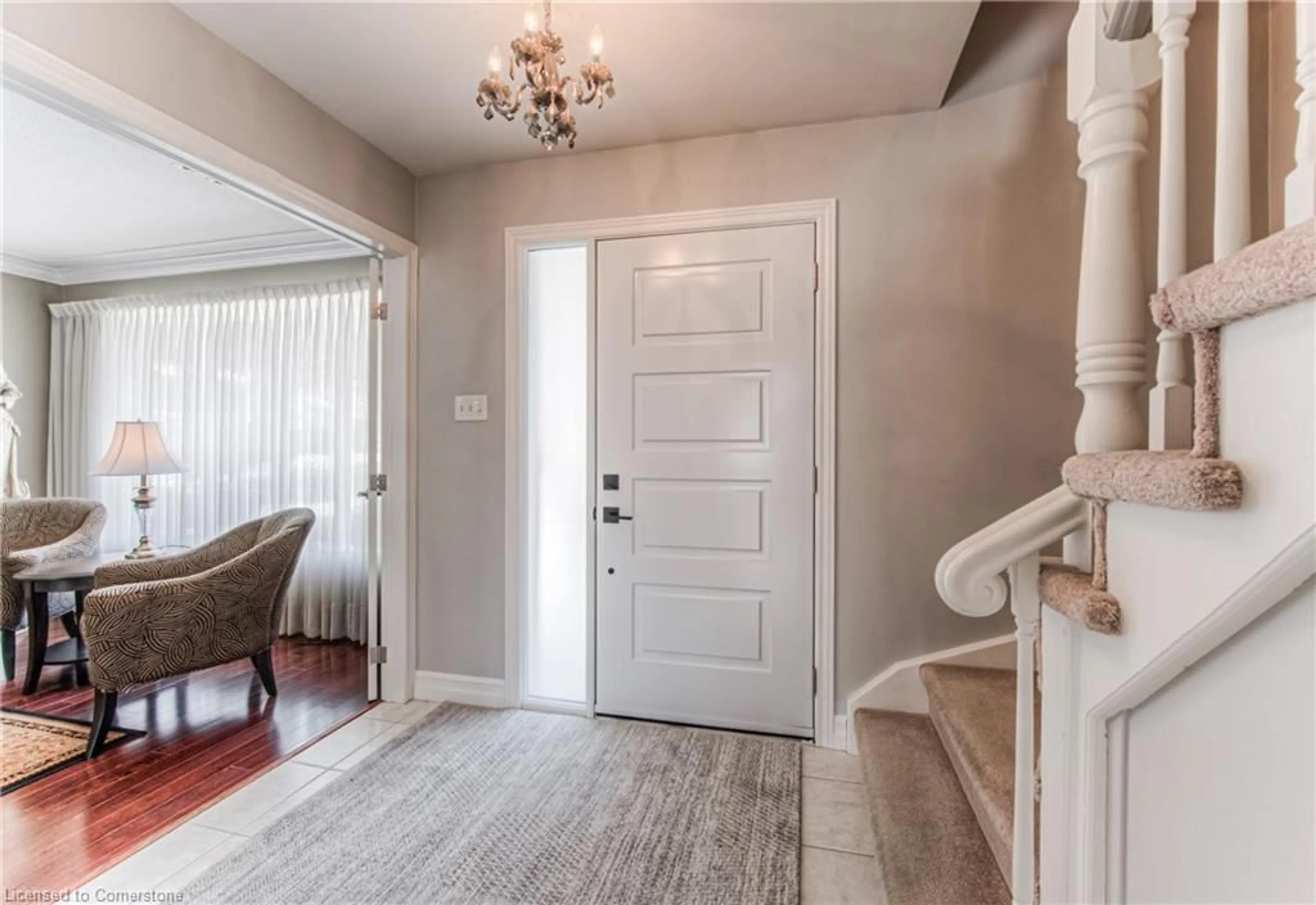 Indoor entryway for 101 Thorndale Pl, Waterloo Ontario N2L 5Y8