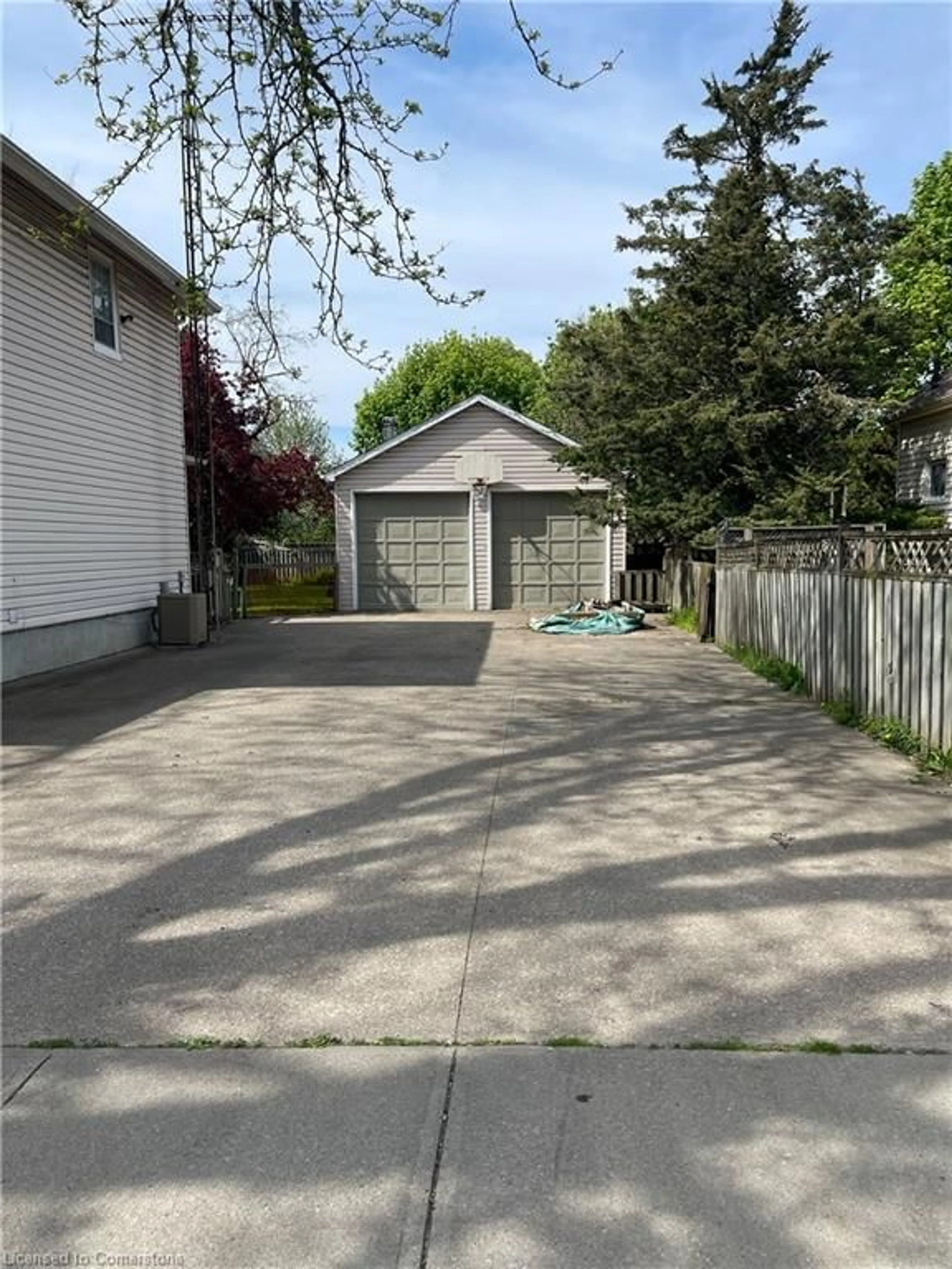 A pic from outside/outdoor area/front of a property/back of a property/a pic from drone, street for 249 Russell Ave, St. Catharines Ontario L2R 1X1