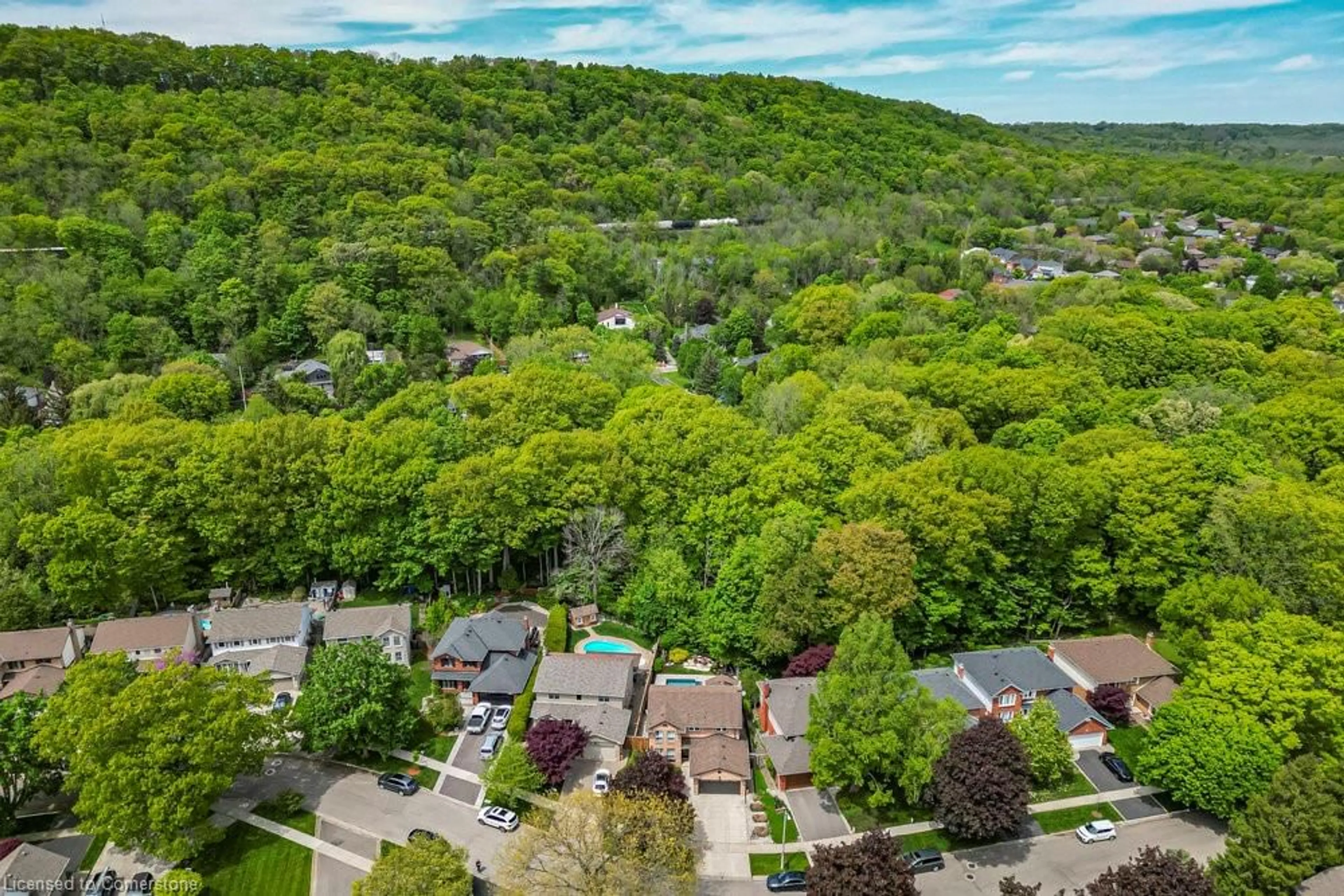 A pic from outside/outdoor area/front of a property/back of a property/a pic from drone, forest/trees view for 27 Forestview Dr, Dundas Ontario L9H 6M9