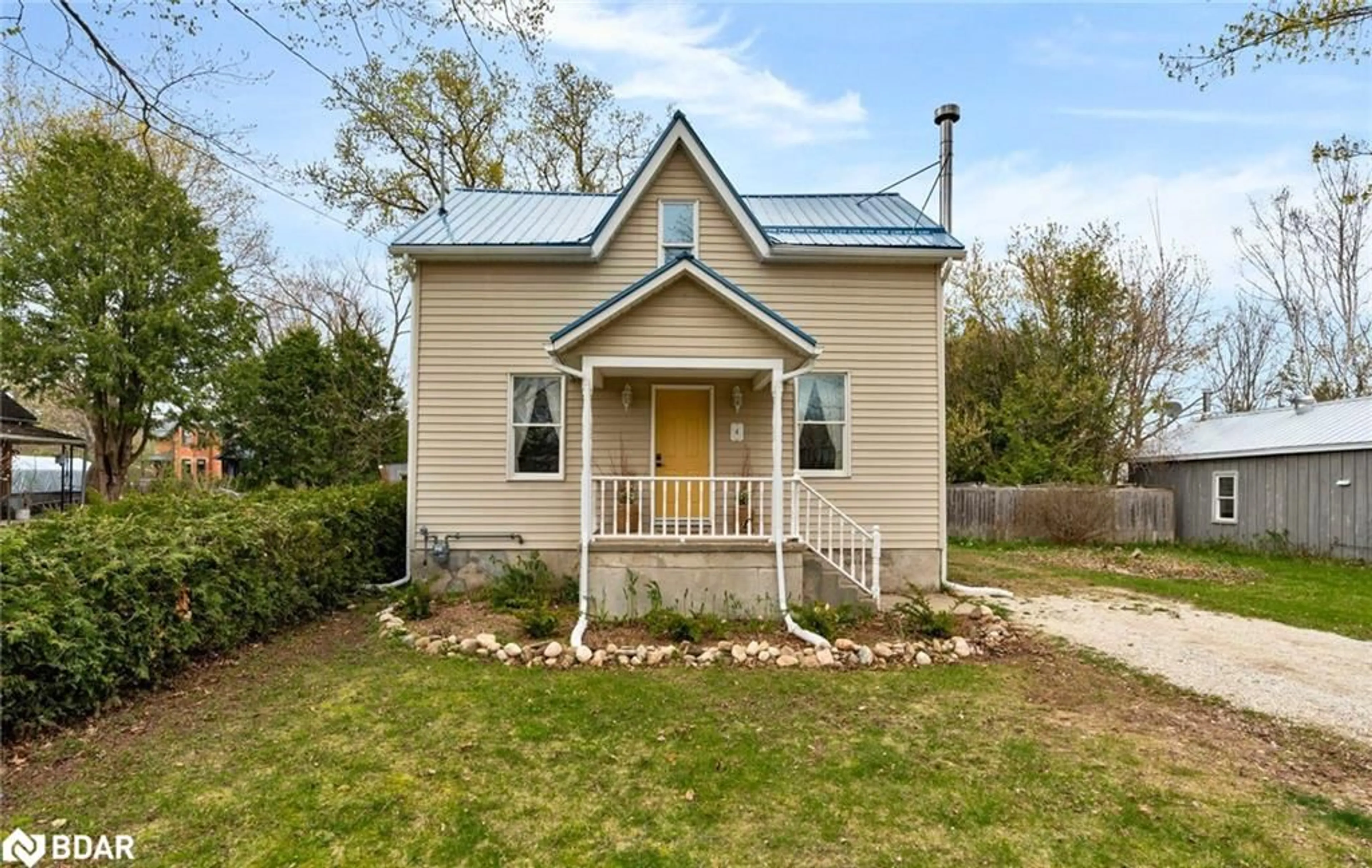 Home with vinyl exterior material, building for 4 Wellington St, Creemore Ontario L0M 1G0