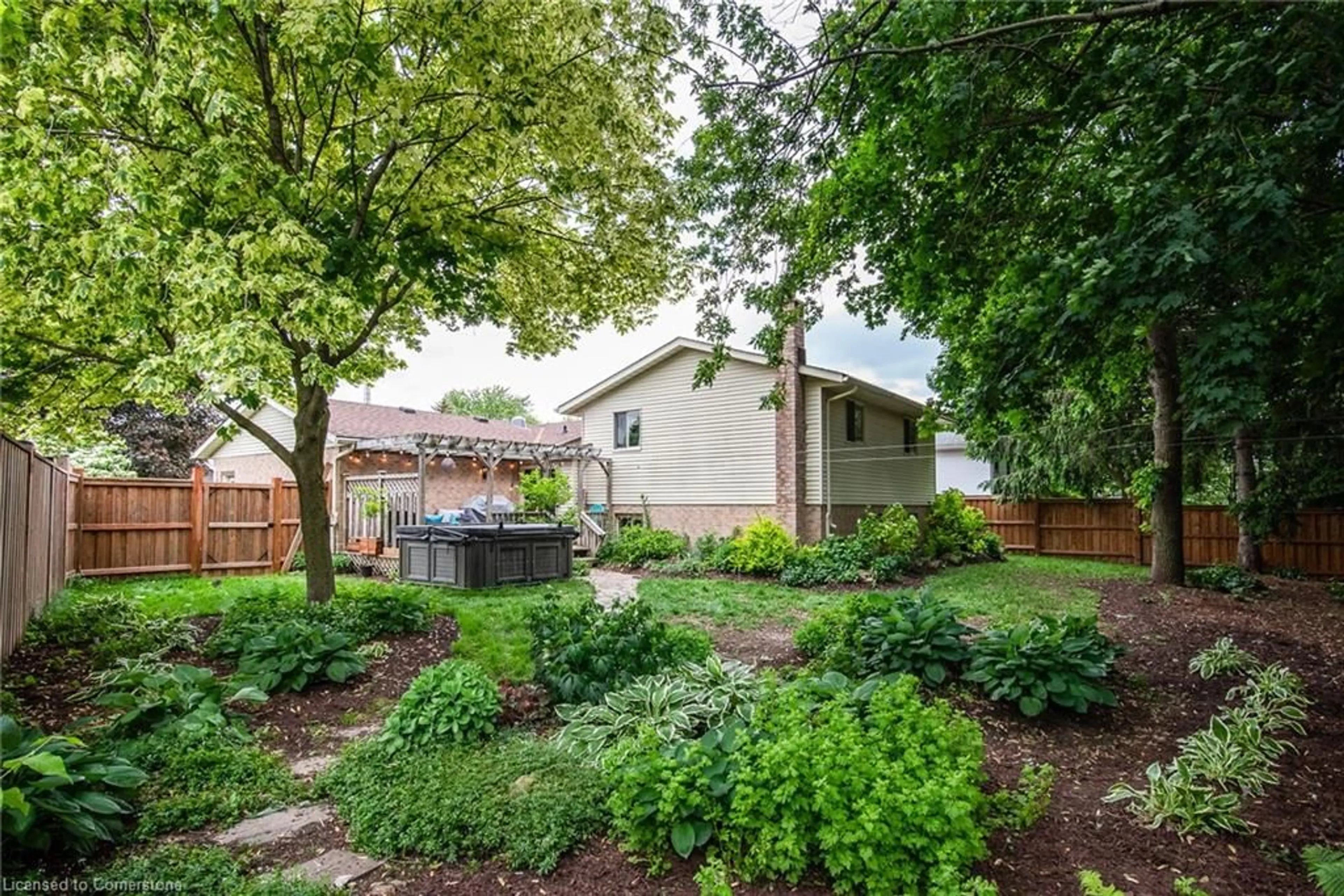 Patio, street for 19 Eagle Dr, Elmira Ontario N3B 3J1