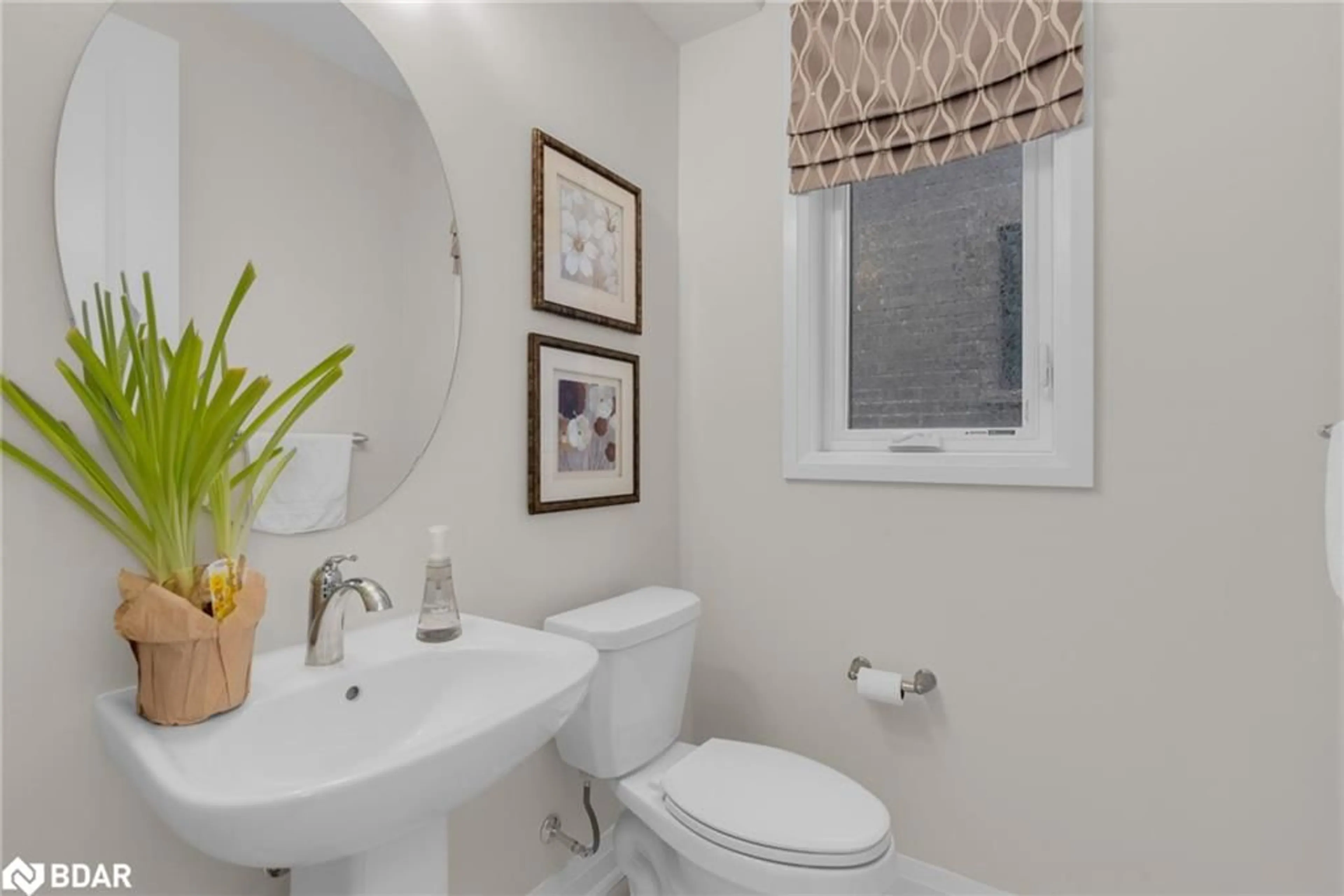 Standard bathroom, ceramic/tile floor for 42 Periwinkle Rd, Midhurst Ontario L9X 2C8