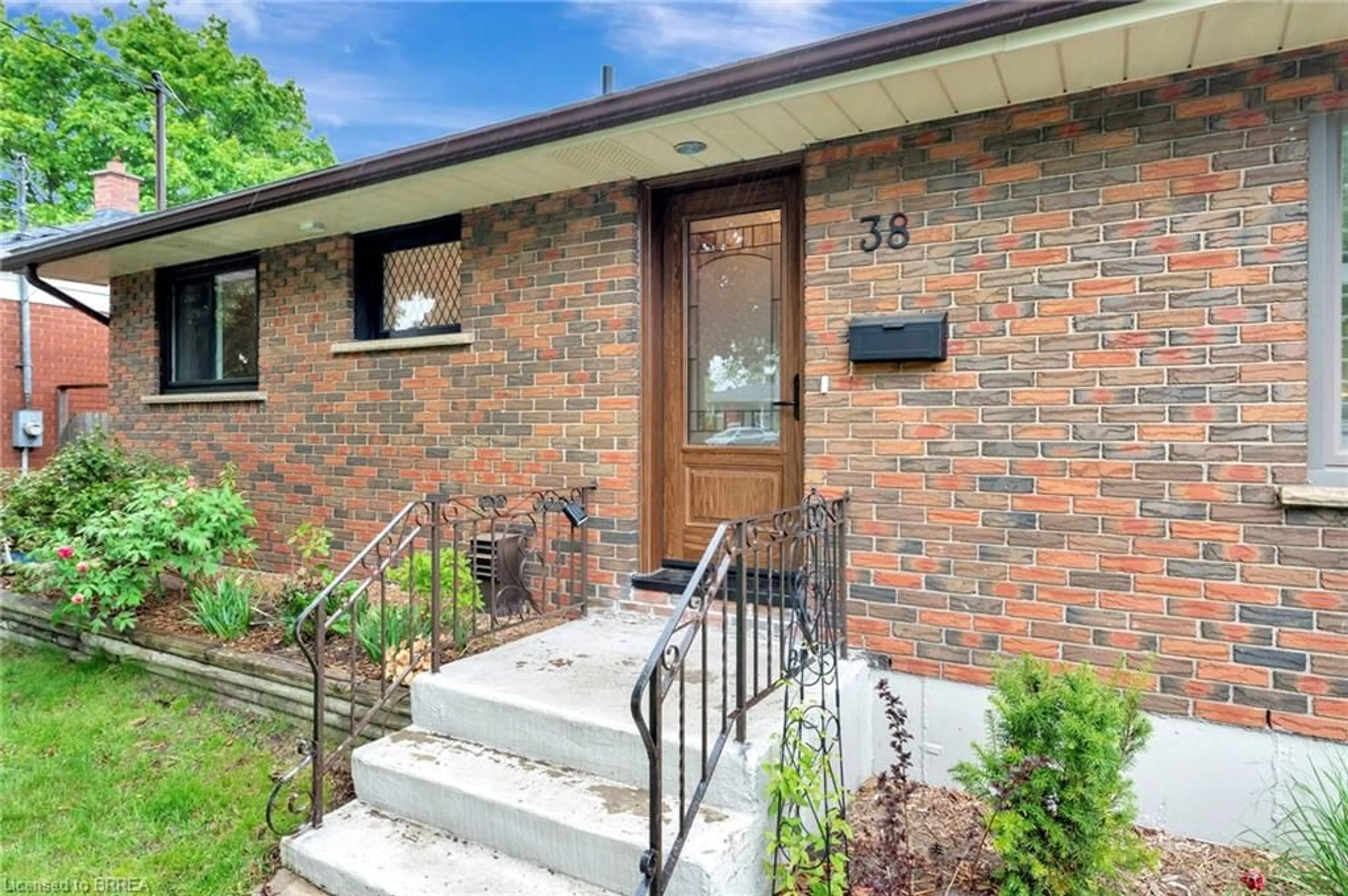Home with brick exterior material, street for 38 Hickery Pl, Brantford Ontario N3S 3C8