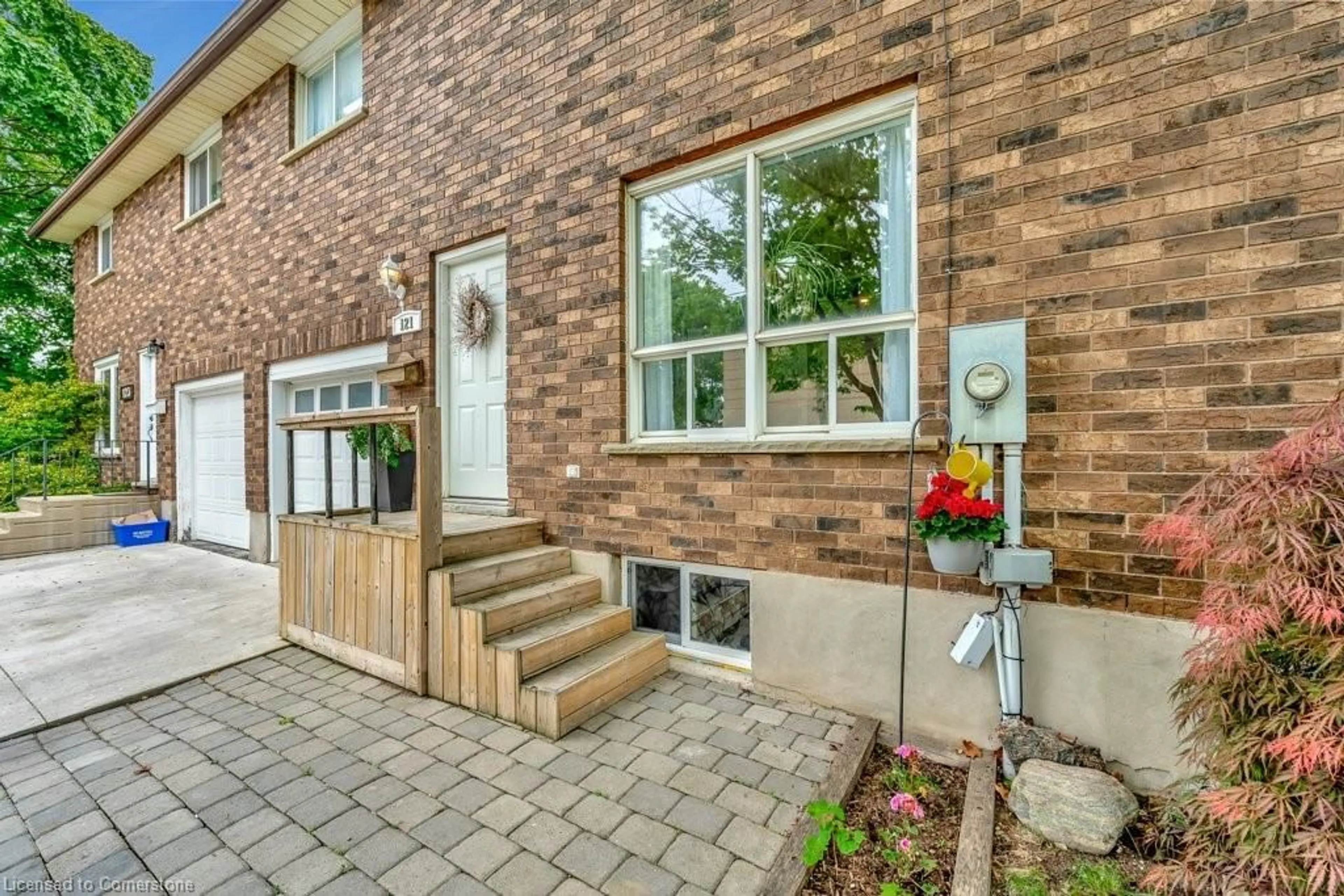 Unknown for 121 Union St, Cambridge Ontario N3H 5L1