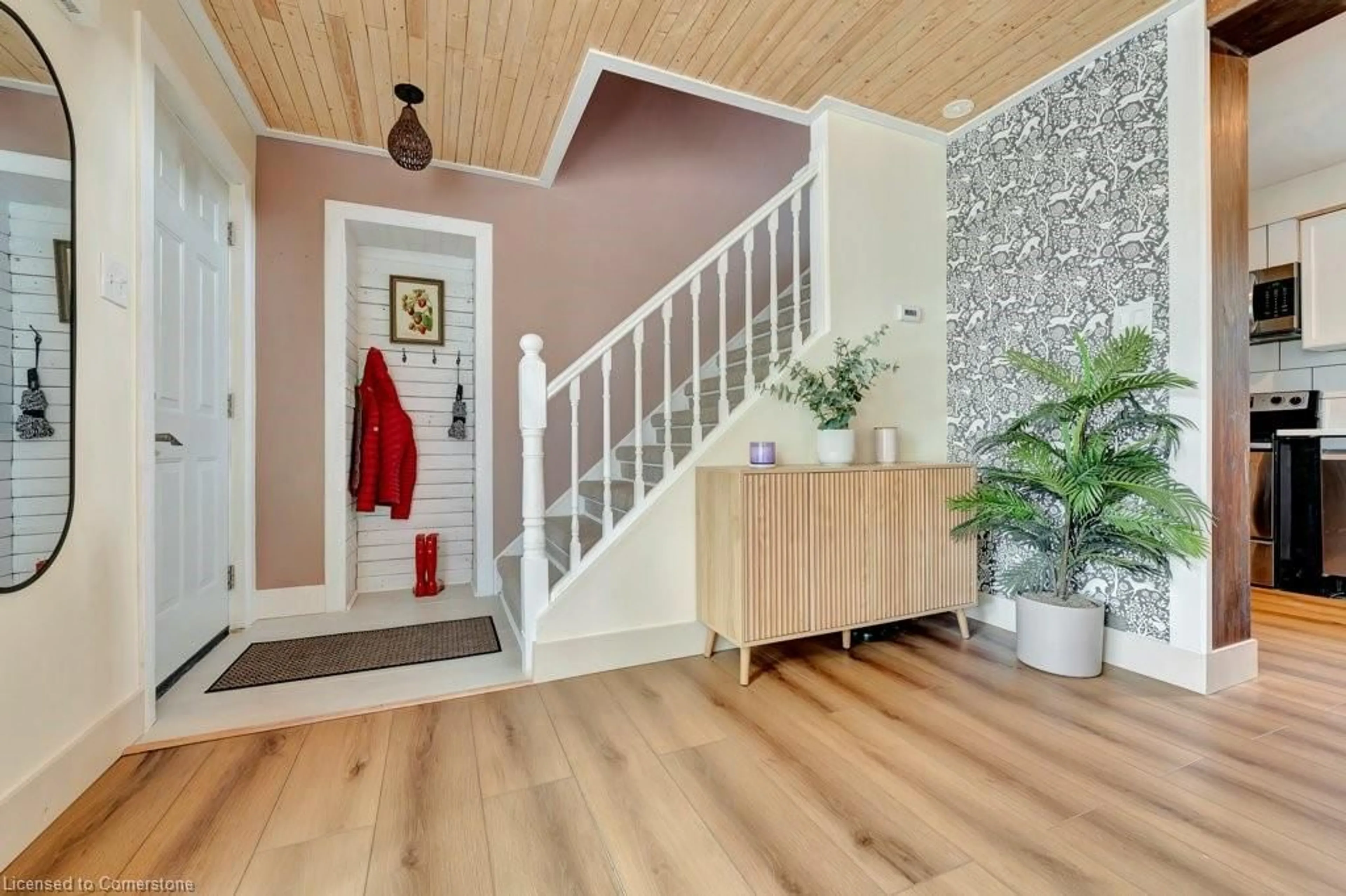 Indoor entryway for 121 Union St, Cambridge Ontario N3H 5L1