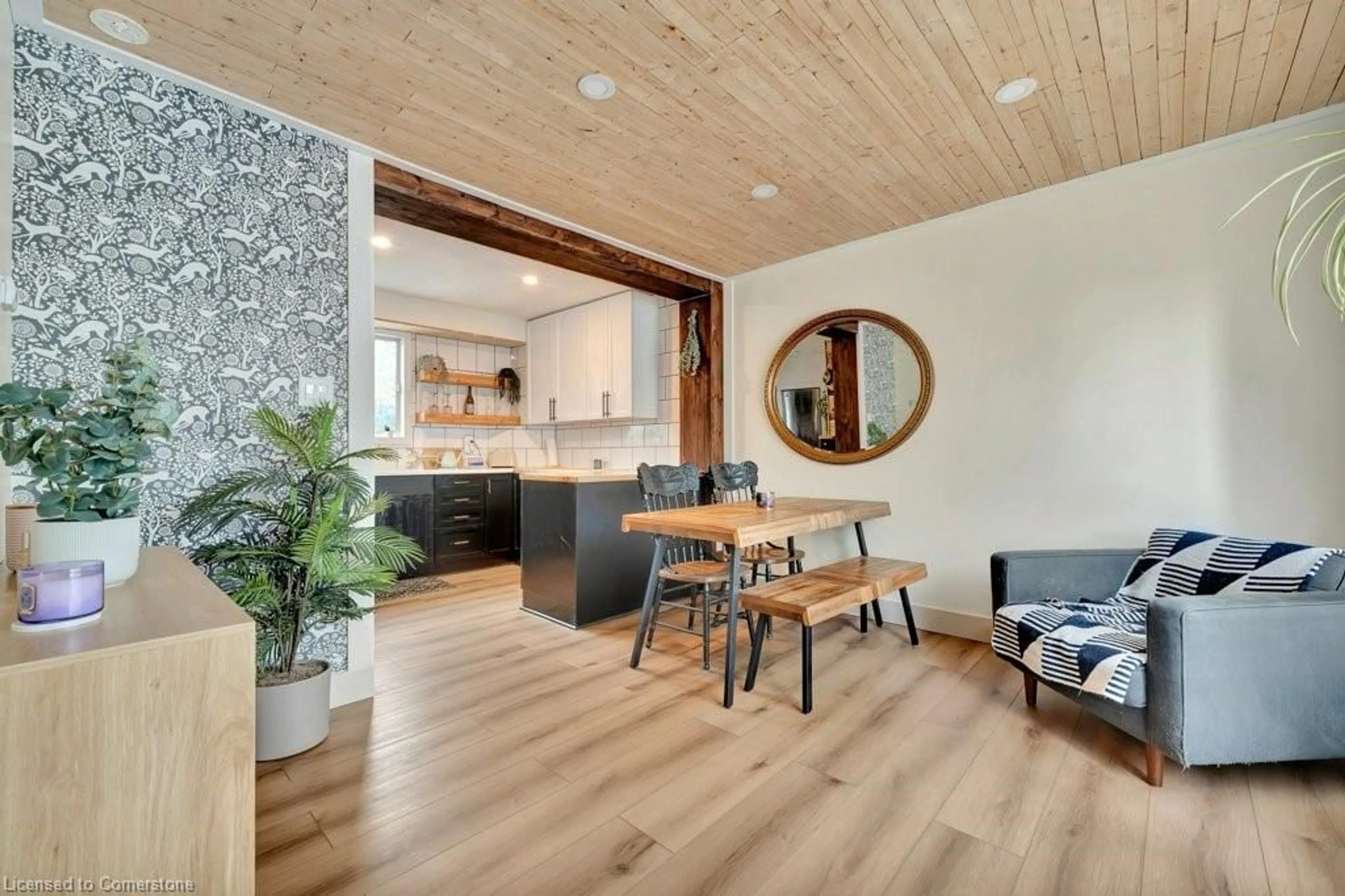 Living room with furniture, wood/laminate floor for 121 Union St, Cambridge Ontario N3H 5L1