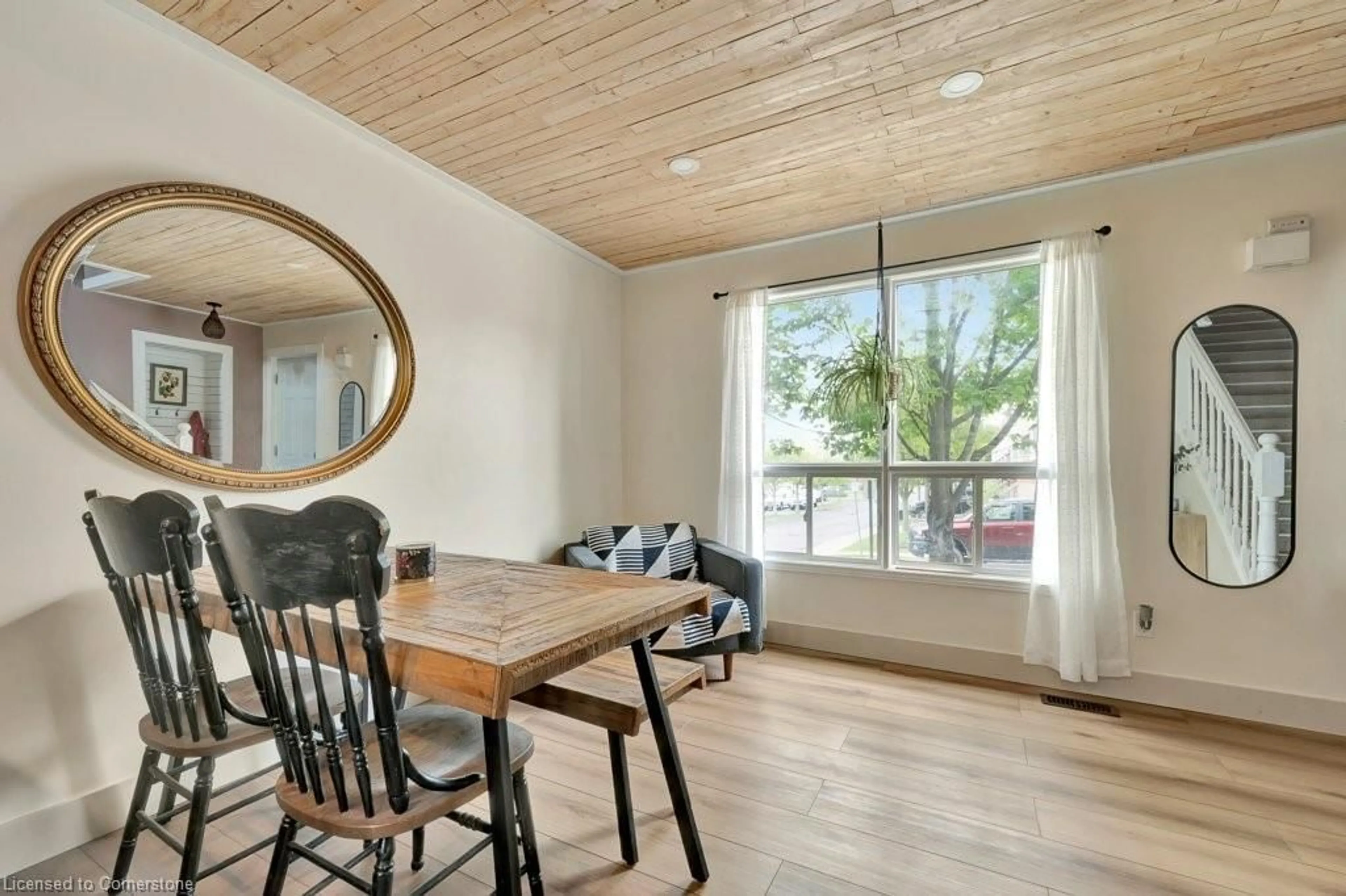 Dining room, wood/laminate floor for 121 Union St, Cambridge Ontario N3H 5L1