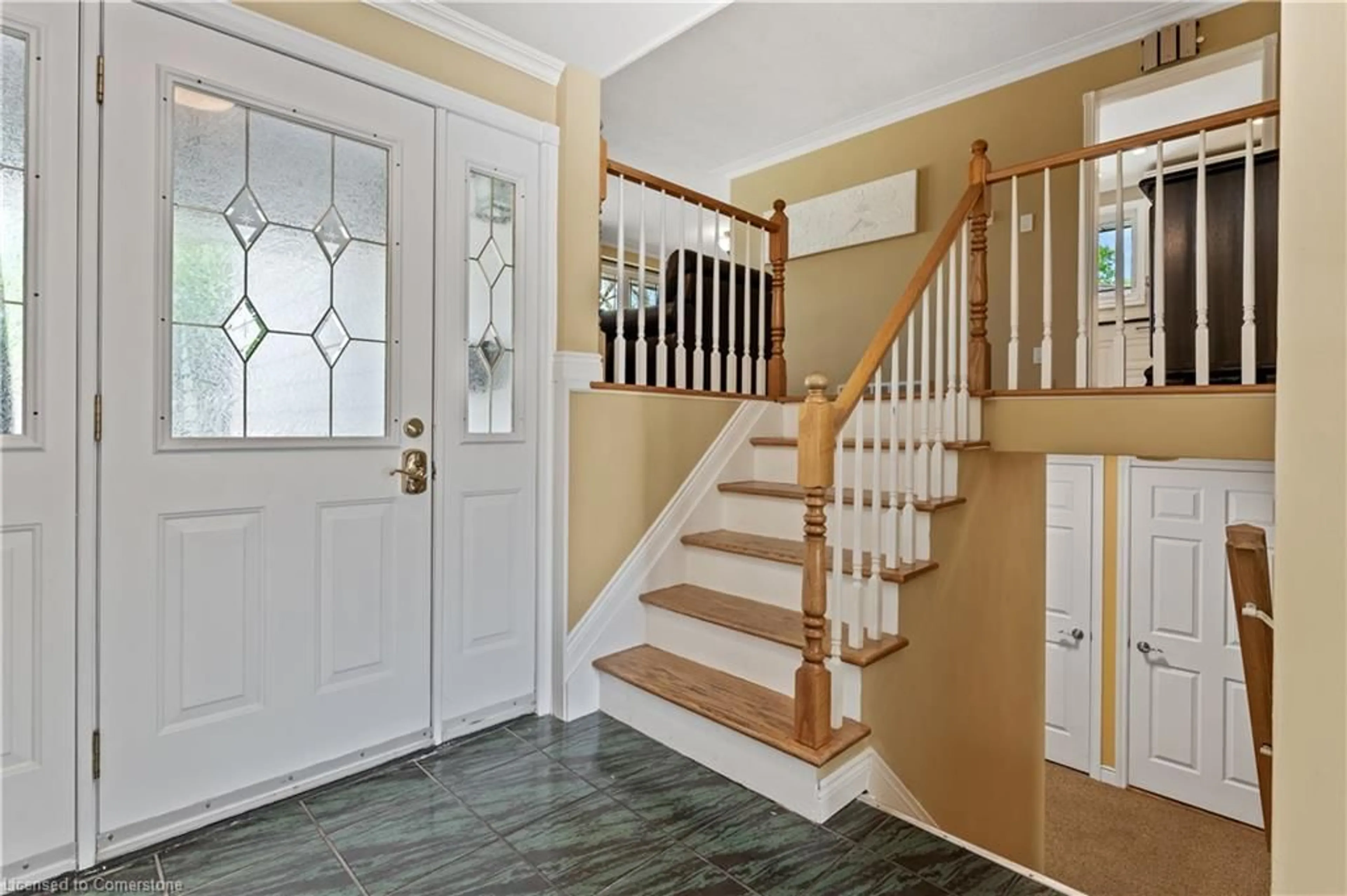 Indoor entryway for 380 Bryant Cres, Burlington Ontario L7L 3Z6