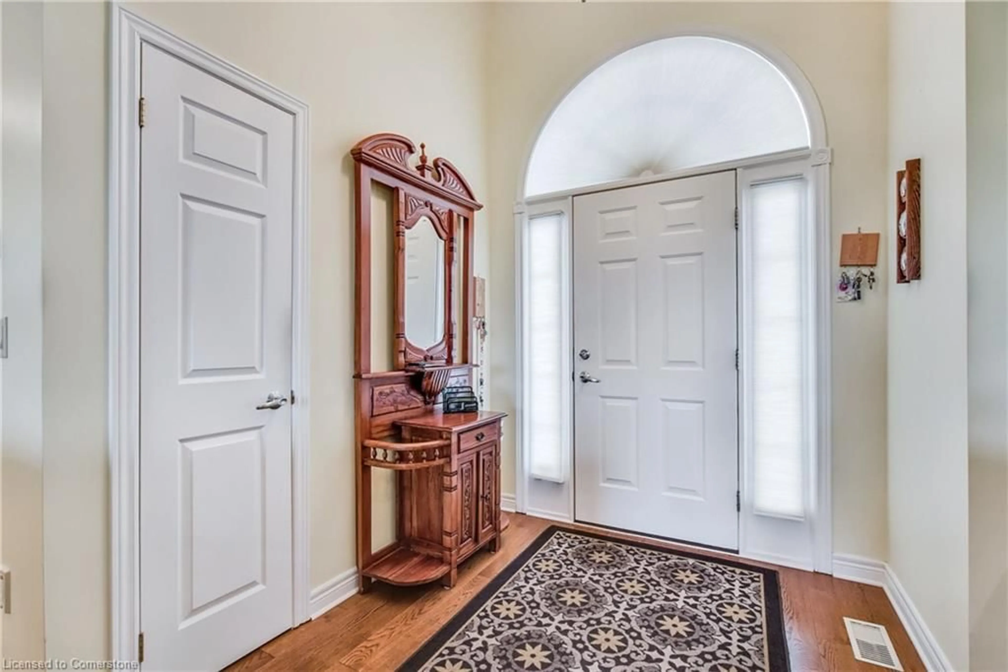 Indoor entryway for 15 Old Course Trail, Welland Ontario L3B 6G8