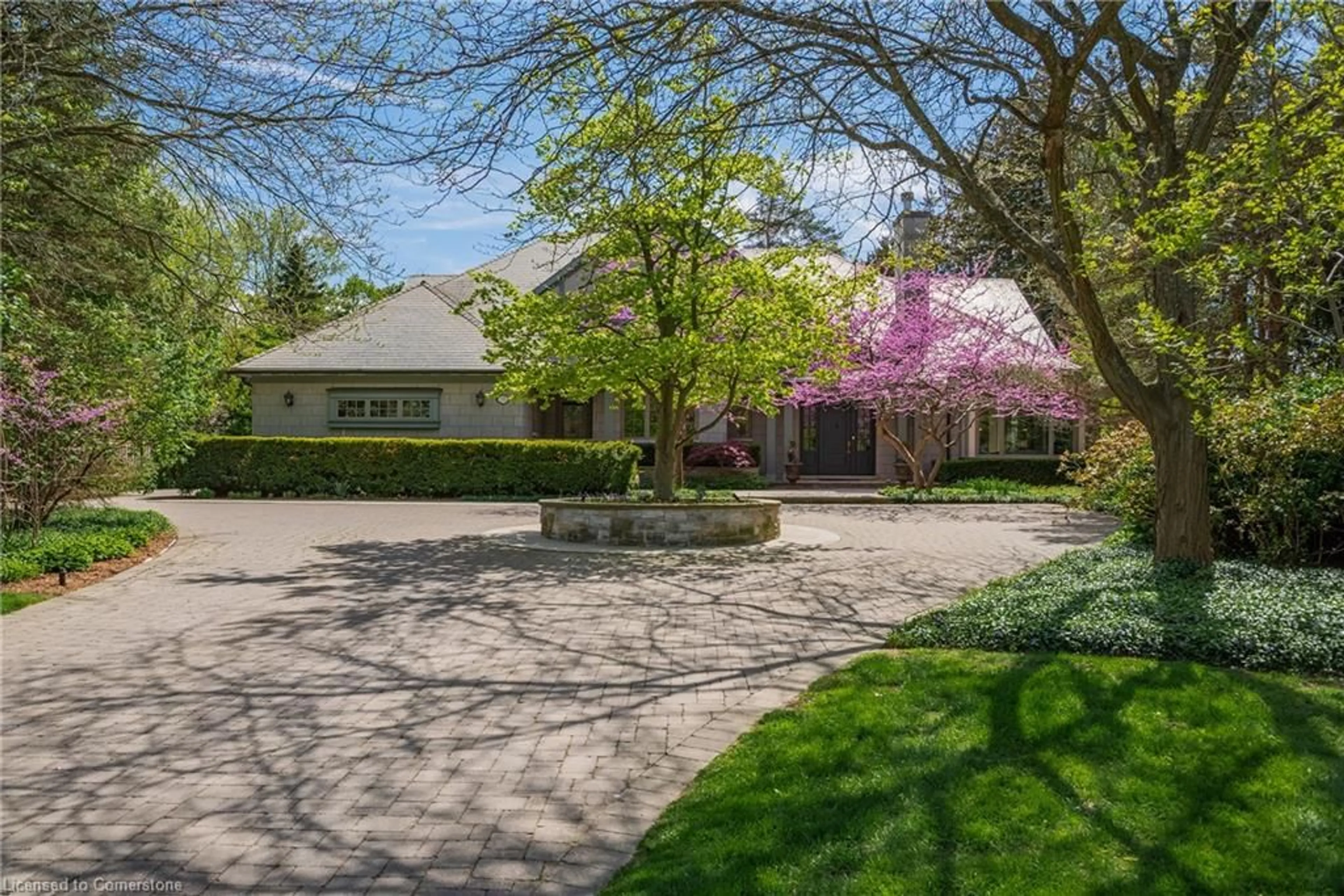 A pic from outside/outdoor area/front of a property/back of a property/a pic from drone, street for 370 Poplar Dr, Oakville Ontario L6J 4E4