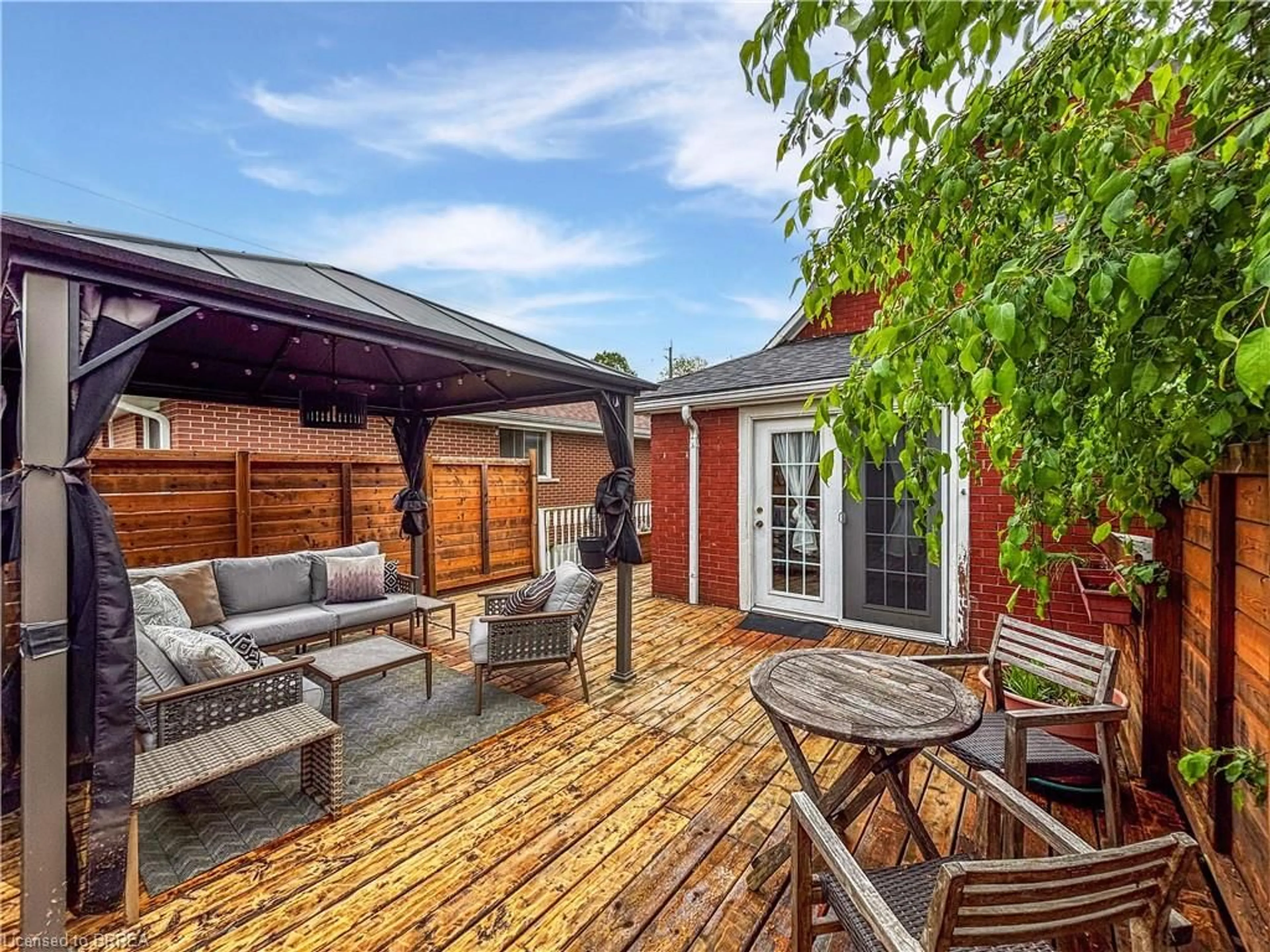 Patio, street for 19 Rowanwood Ave, Brantford Ontario N3S 7B7