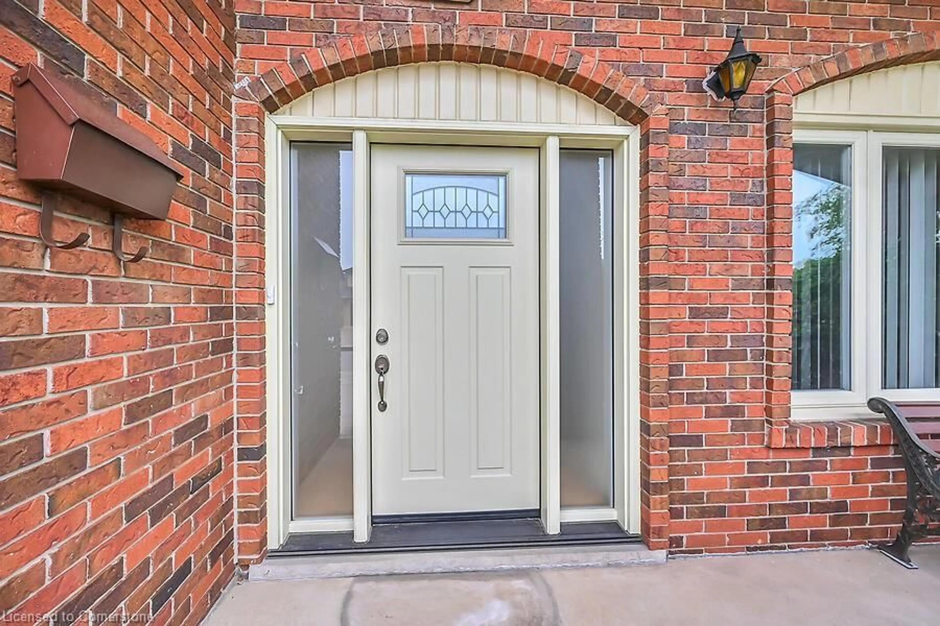 Indoor entryway for 10 Peacock Pl, Hamilton Ontario L9A 4Z2