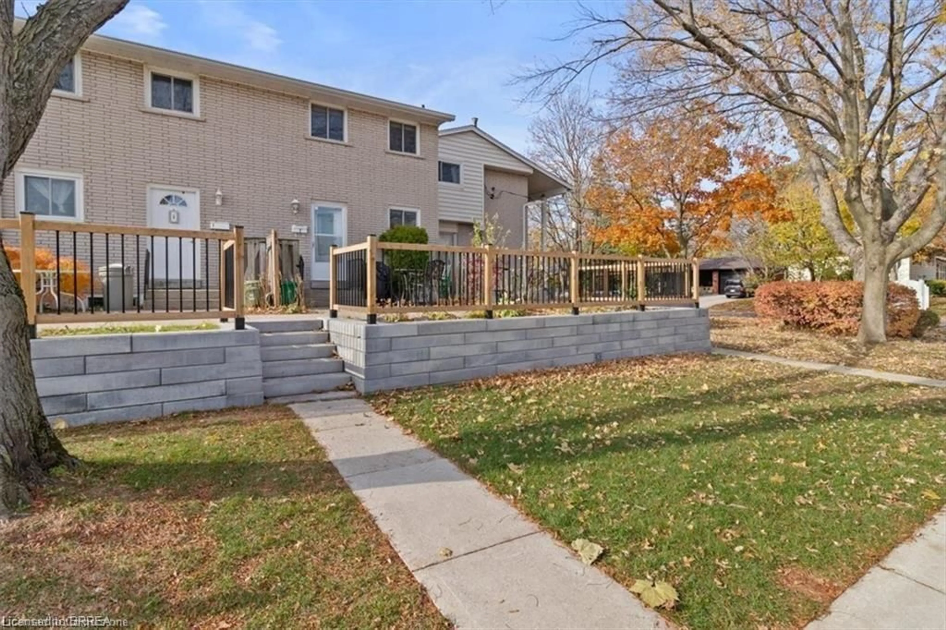 Patio, street for 11 Colmar Pl #2, Dundas Ontario L9H 4L1