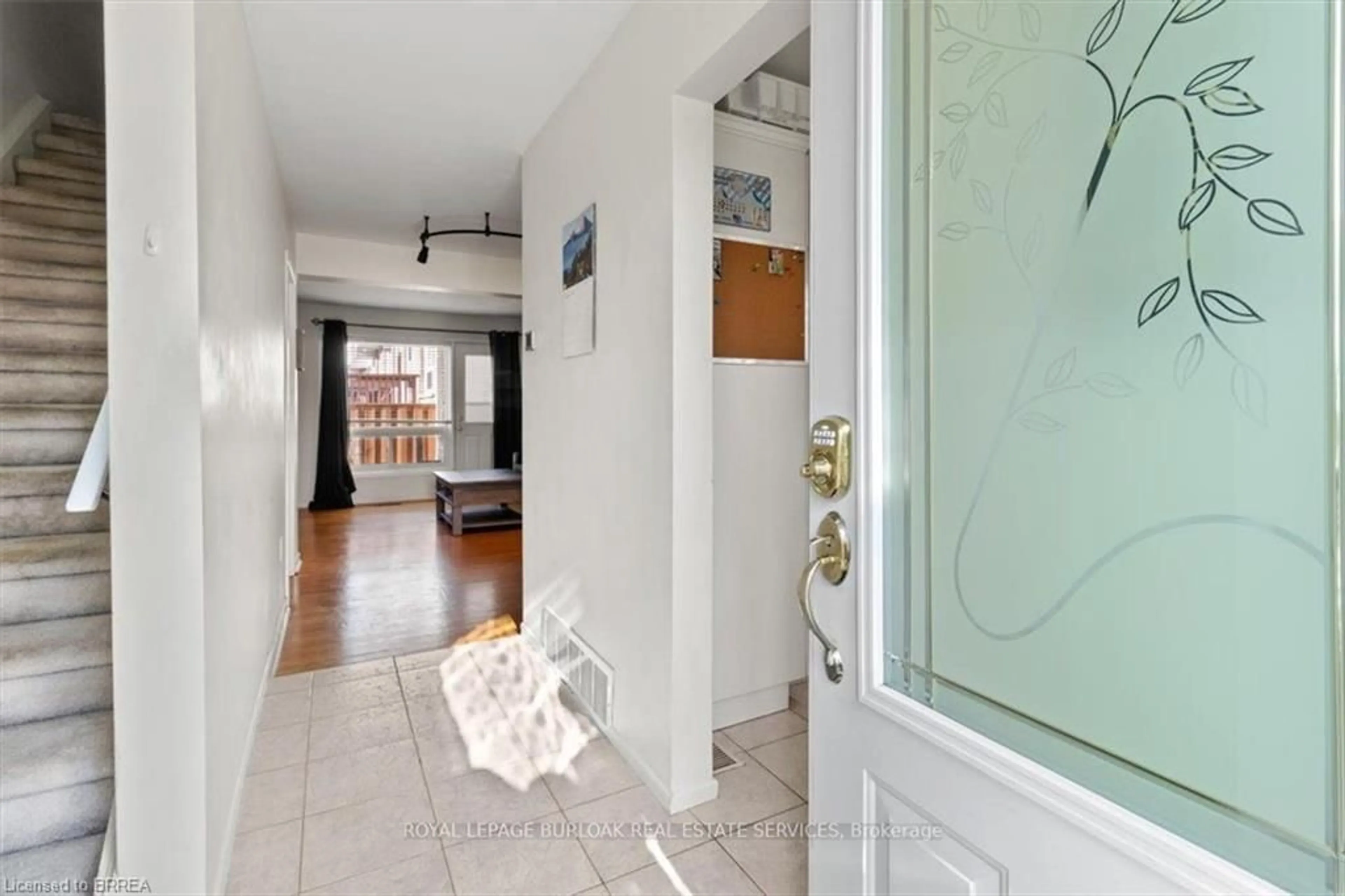 Indoor entryway for 11 Colmar Pl #2, Dundas Ontario L9H 4L1