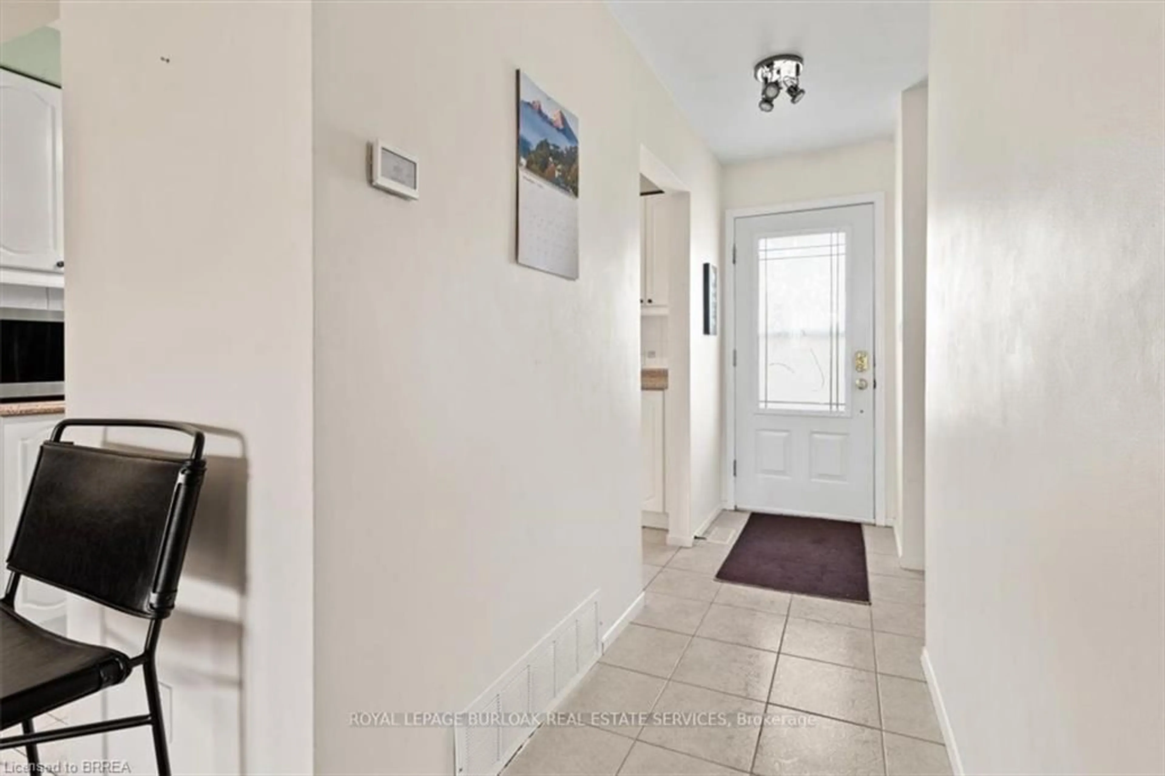 Indoor entryway for 11 Colmar Pl #2, Dundas Ontario L9H 4L1
