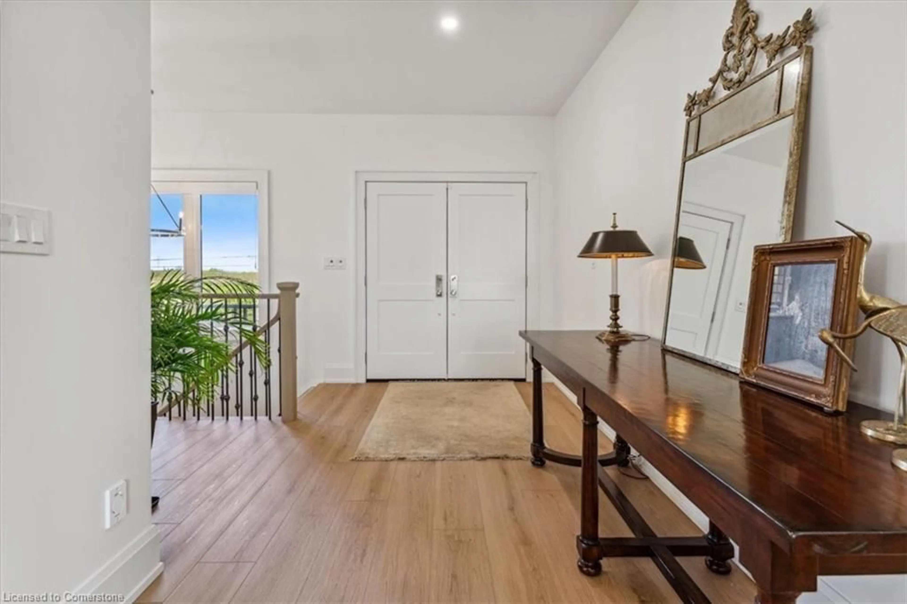 Indoor entryway for 5252 Greenlane Rd, Lincoln Ontario L3J 1R6