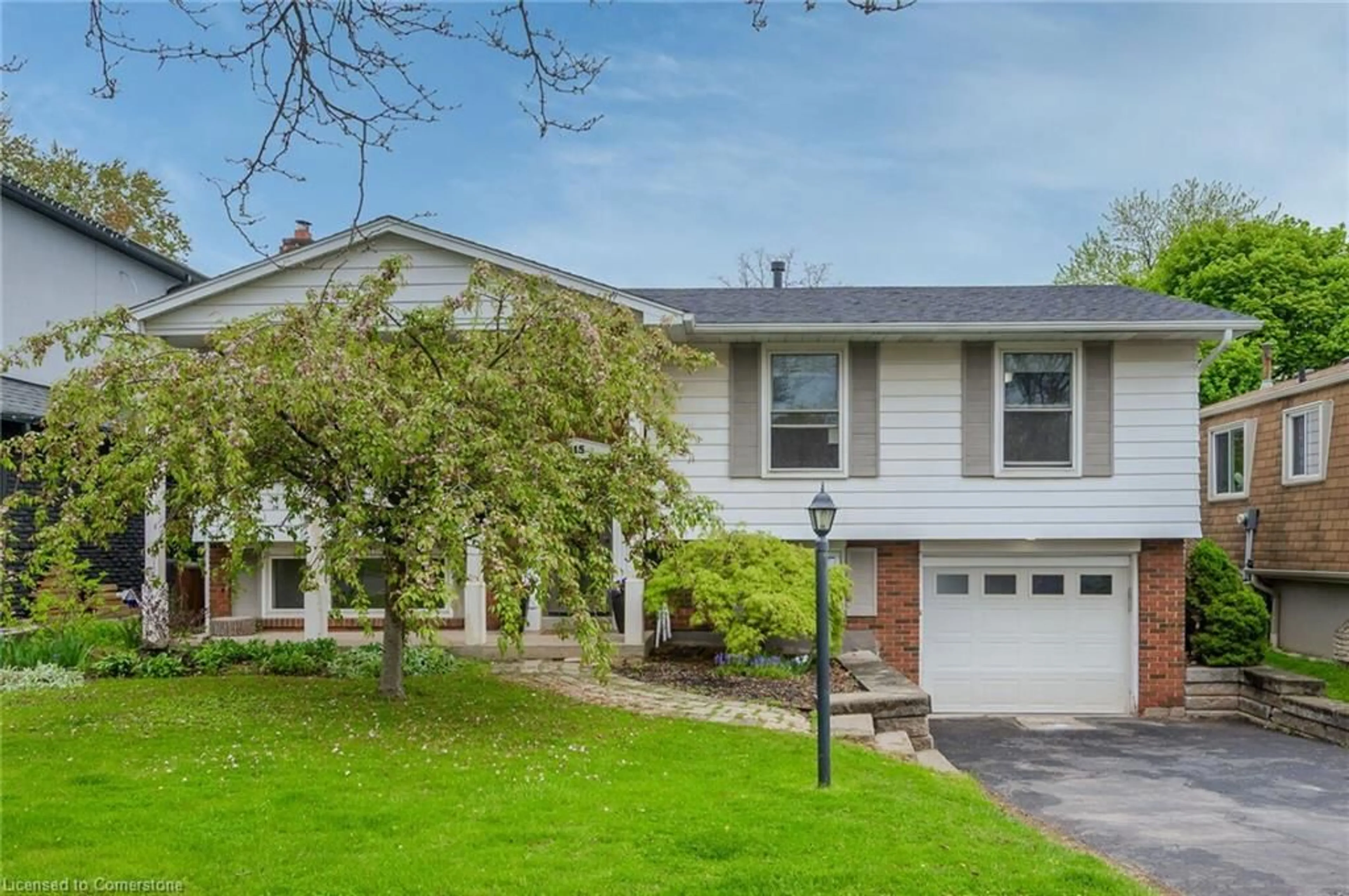 Home with vinyl exterior material, street for 615 Sheraton Rd, Burlington Ontario L7L 4B3