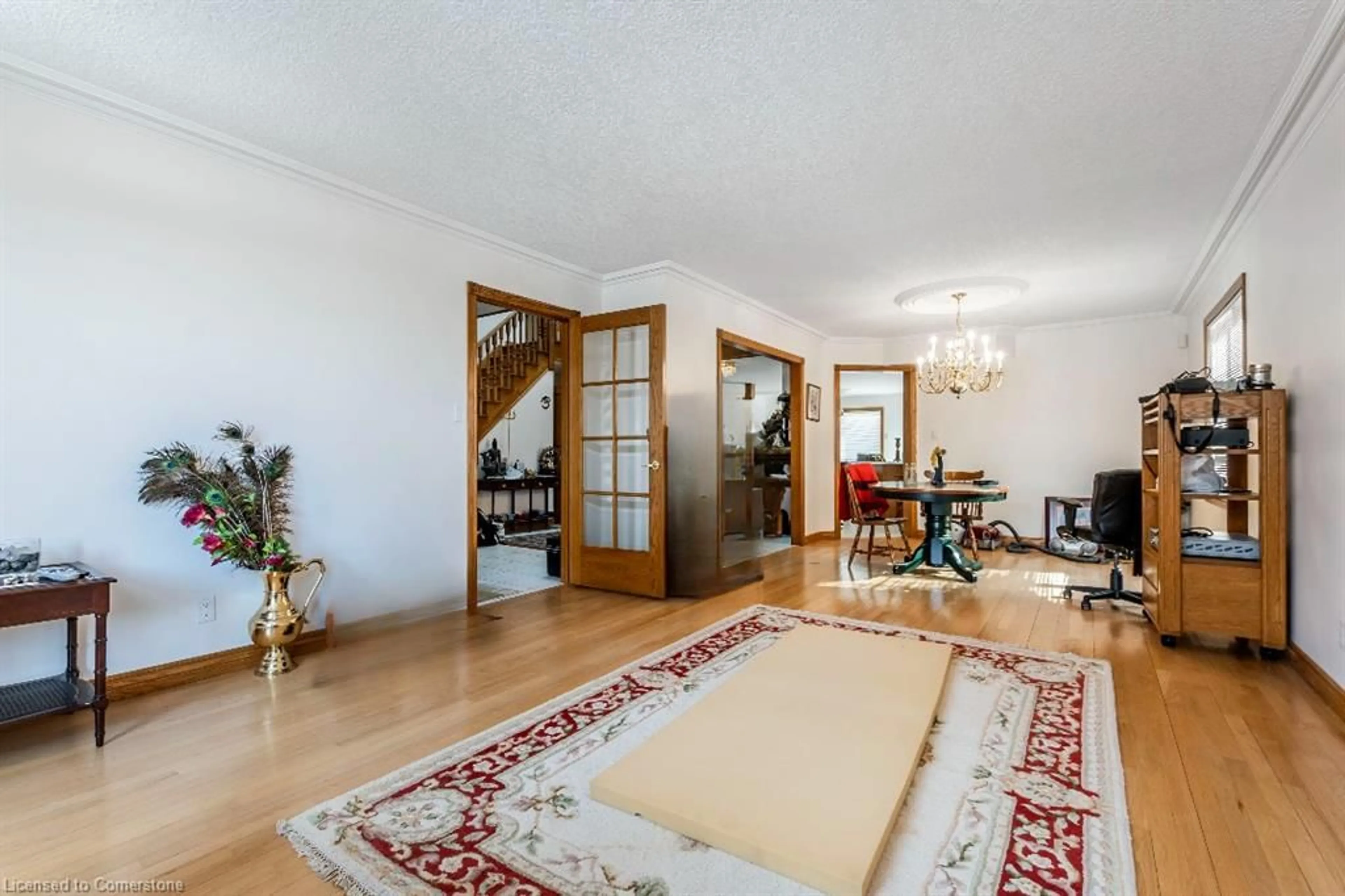 Indoor foyer for 401 Forestlawn Rd, Waterloo Ontario N2K 2J5