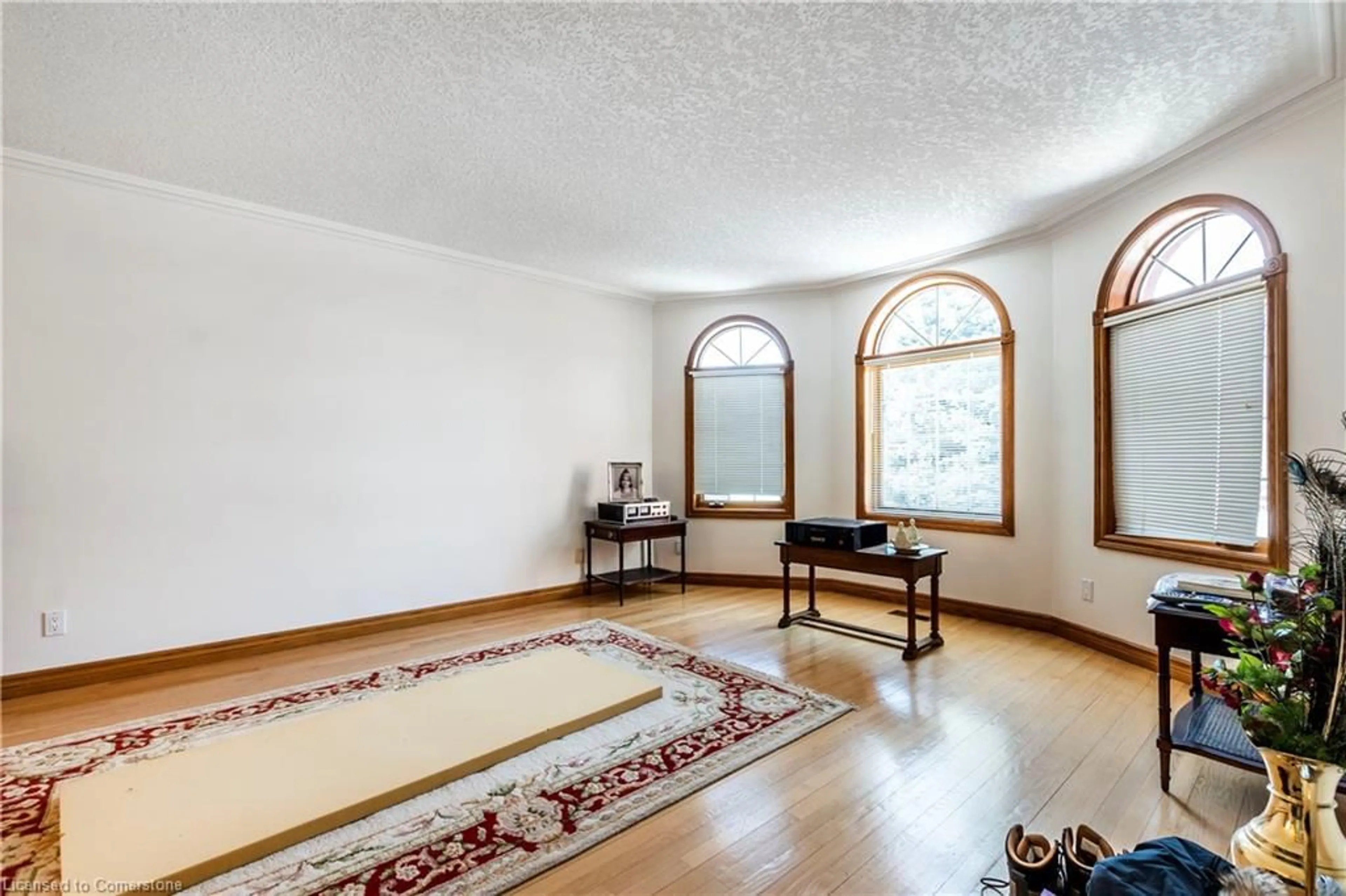 Indoor foyer for 401 Forestlawn Rd, Waterloo Ontario N2K 2J5