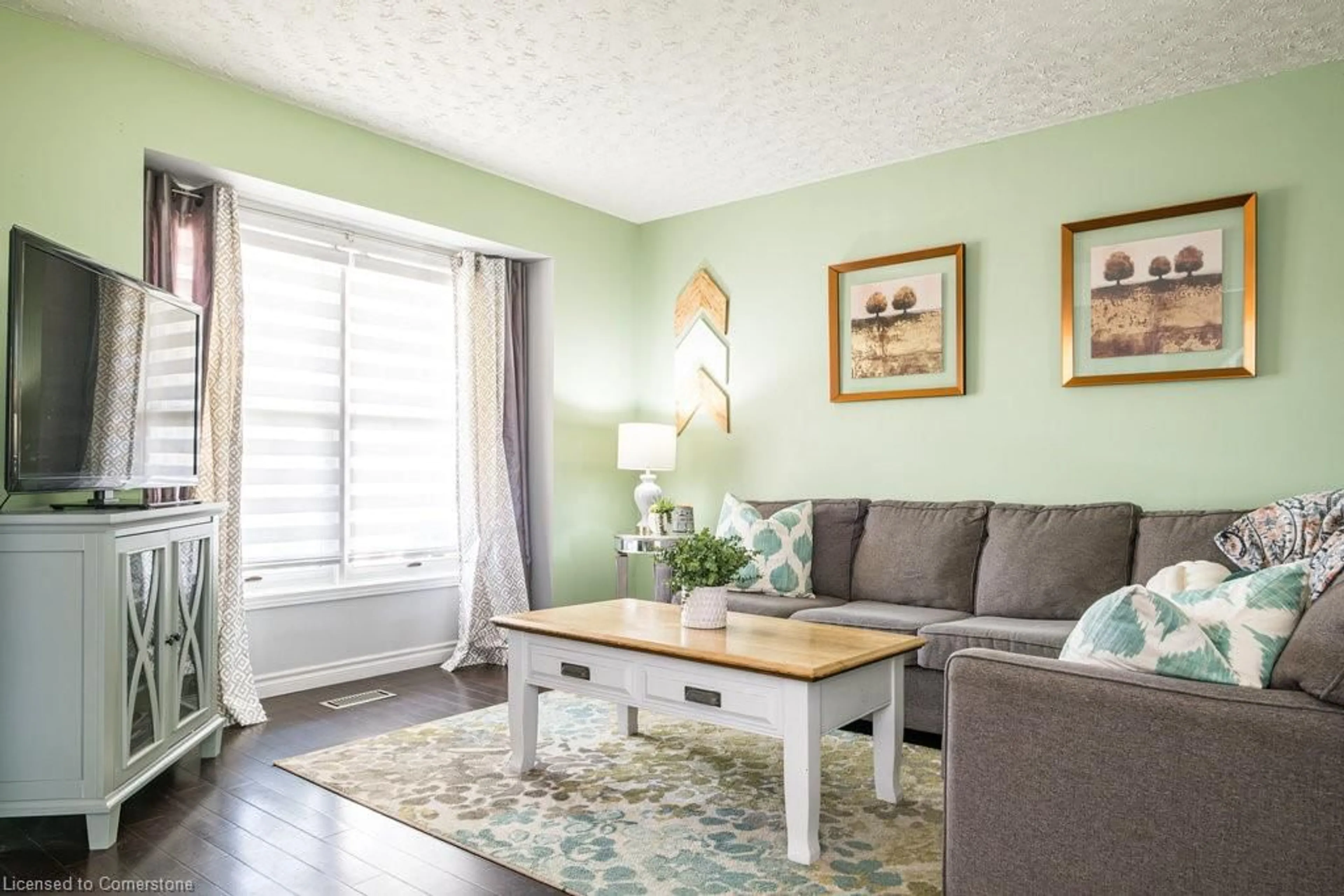 Living room with furniture, wood/laminate floor for 184 Windsor St, Welland Ontario L3C 7E3