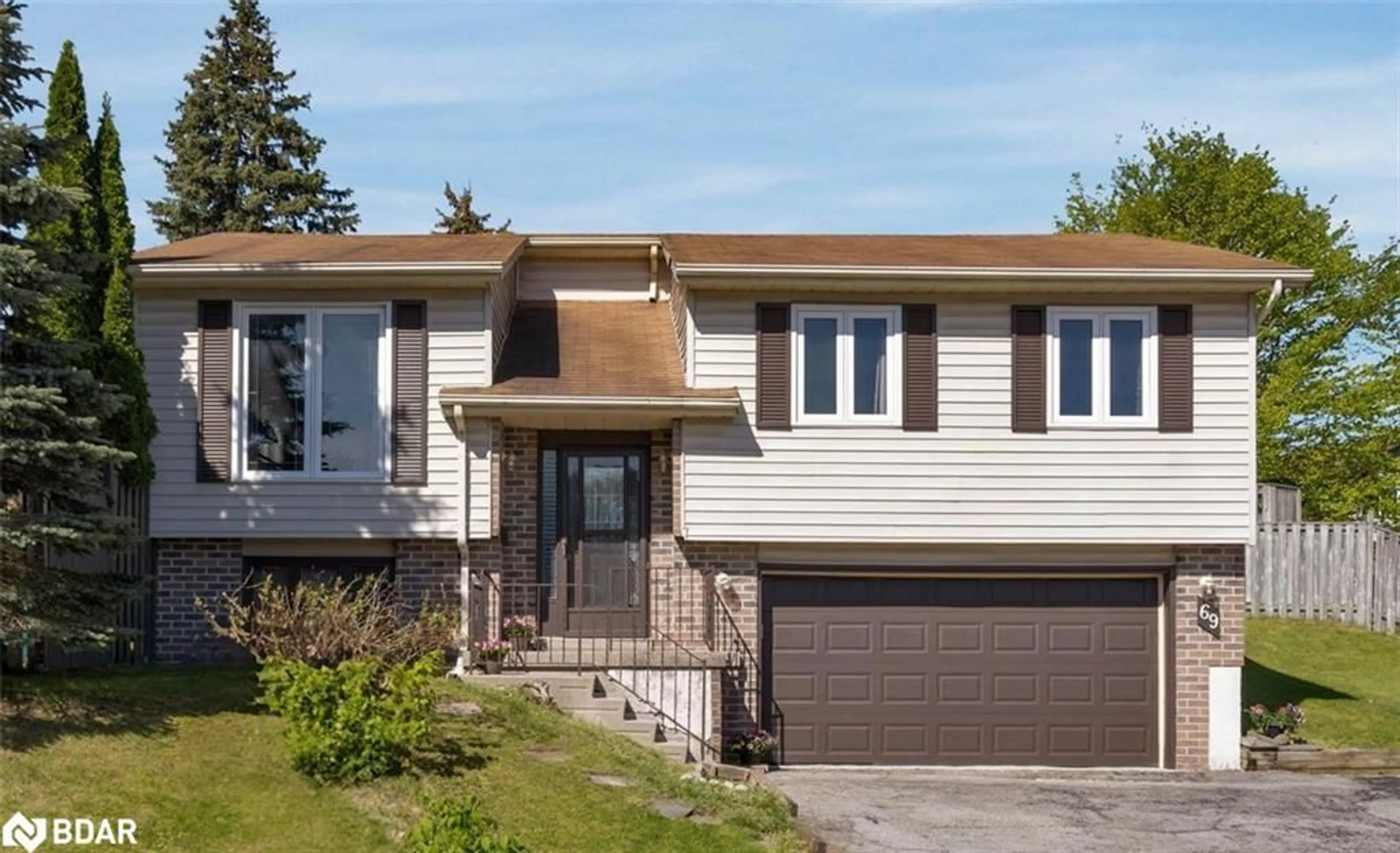 Home with vinyl exterior material, street for 69 Mcconkey Pl, Barrie Ontario L4N 6H3